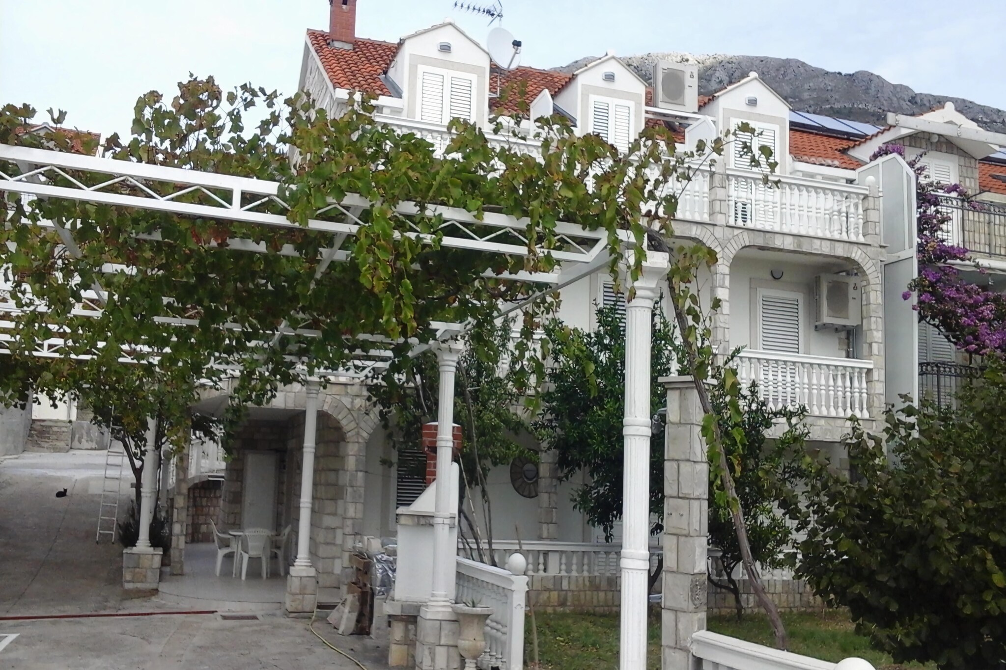 Apartments & Room Katja are situated in Mlini, a lovely village near historic Dubrovnik.



The property offers three air-conditioned units. Common BBQ facilities and common furnished terrace are at the guests disposal. 



Free private parking is on your disposal. Reservation i not required.

This lovely double room is perfectly fit for up to two people. It feature free WiFi, air-conditioning, refrigerator as well as flat-screen SAT TV. The room has a private bathroom with shower and a hair dryer.

Iron and ironing facilities are available upon request and free of charge.

Mlini is a small, idyllic fishing settlement located halfway between Dubrovnik and Cavtat with intact beauty, rich vegetation and stunning beaches as well as historical and cultural heritage.

Distance to Dubrovnik airport in Ä†ilipi is 10 km.