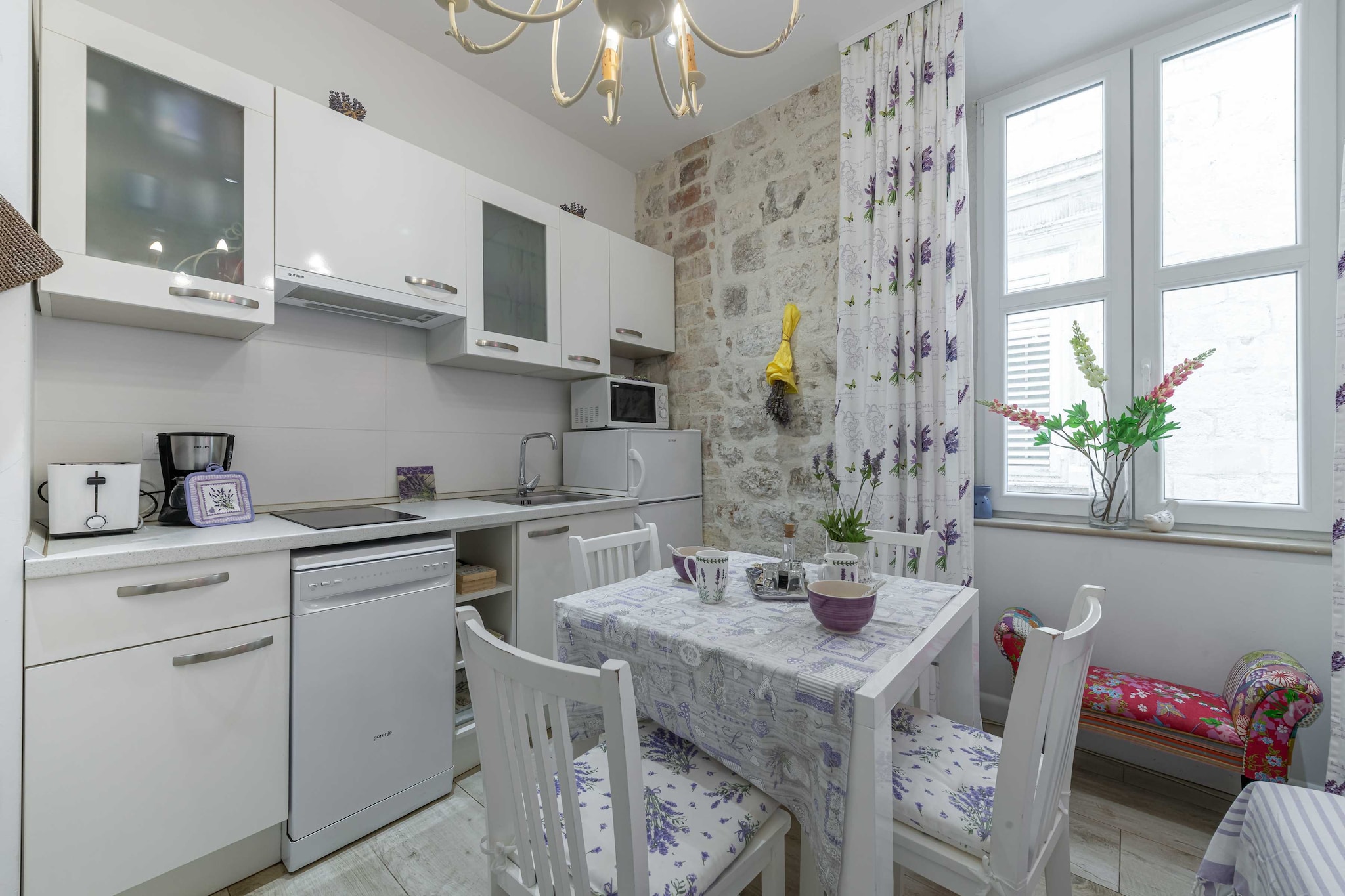 L & L Old Town Apartments - One bedroom Apartment (Lavander)-Eetkamer