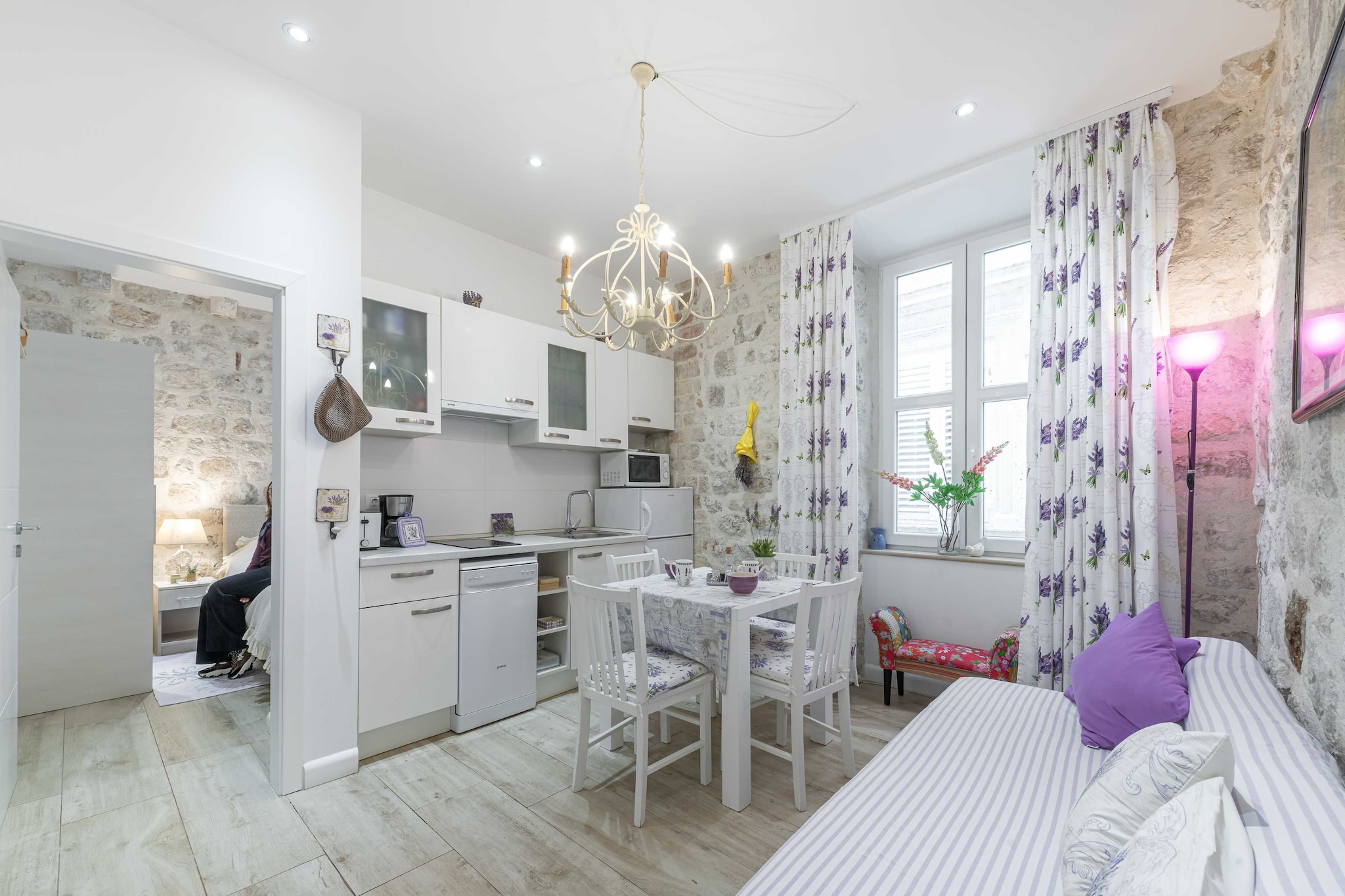 L & L Old Town Apartments - One bedroom Apartment (Lavander)-Woonkamer