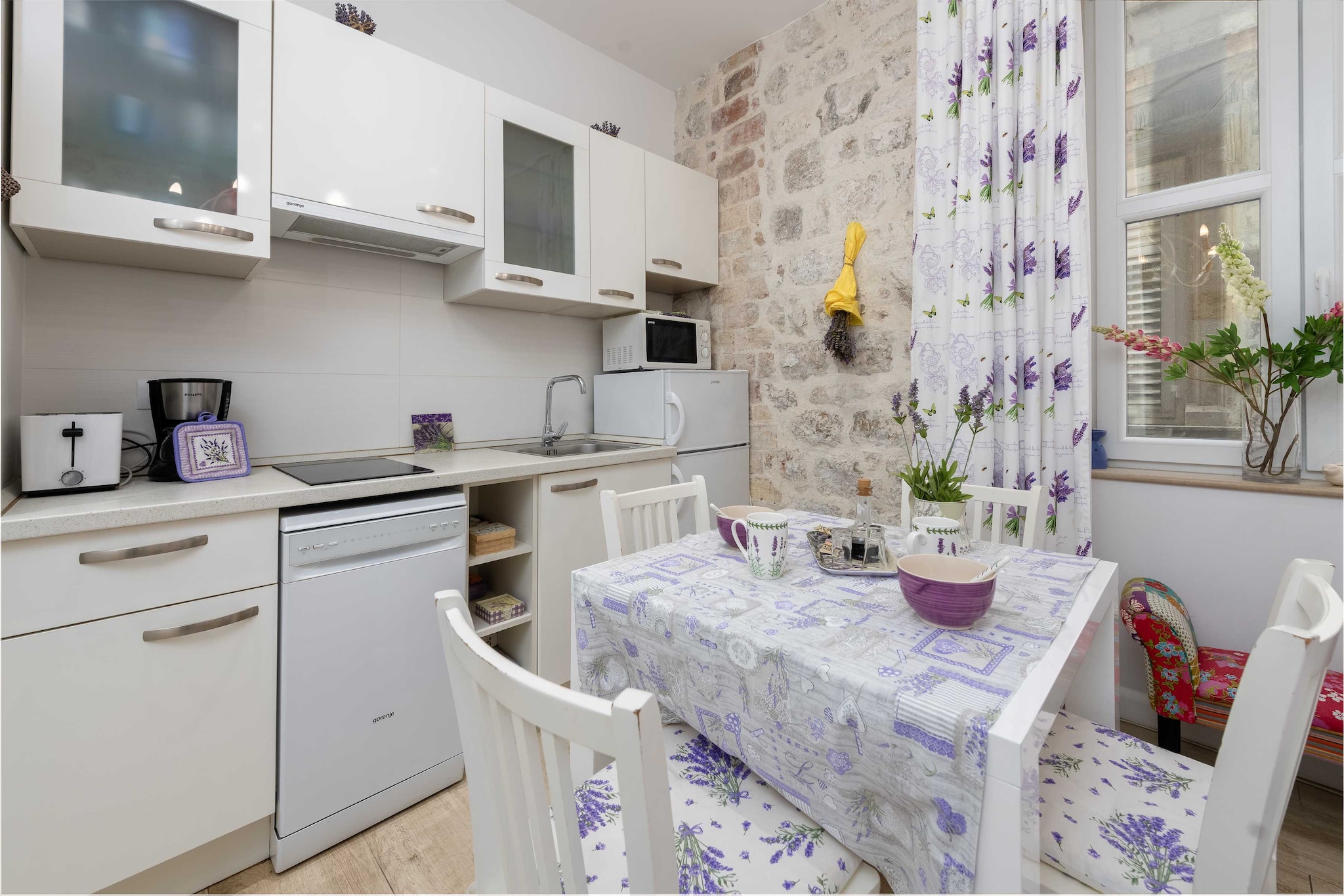 L & L Old Town Apartments - One bedroom Apartment (Lavander)-Eetkamer