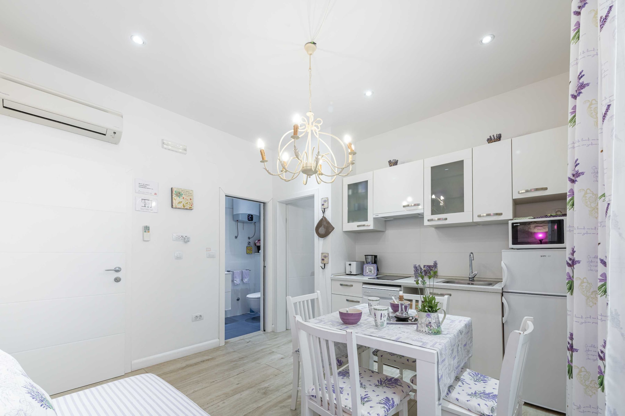 L & L Old Town Apartments - One bedroom Apartment (Lavander)-Eetkamer
