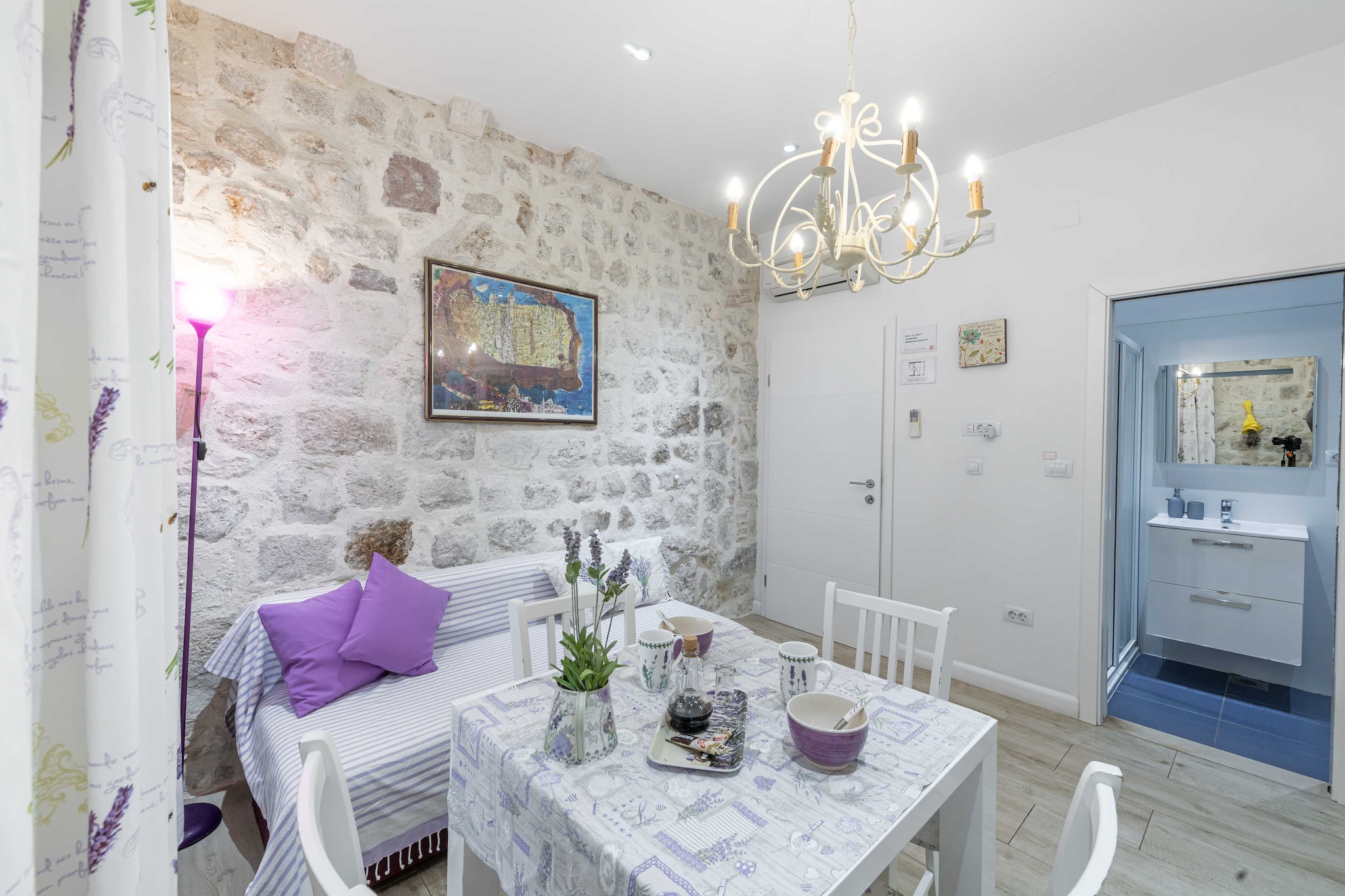 L & L Old Town Apartments - One bedroom Apartment (Lavander)-Eetkamer