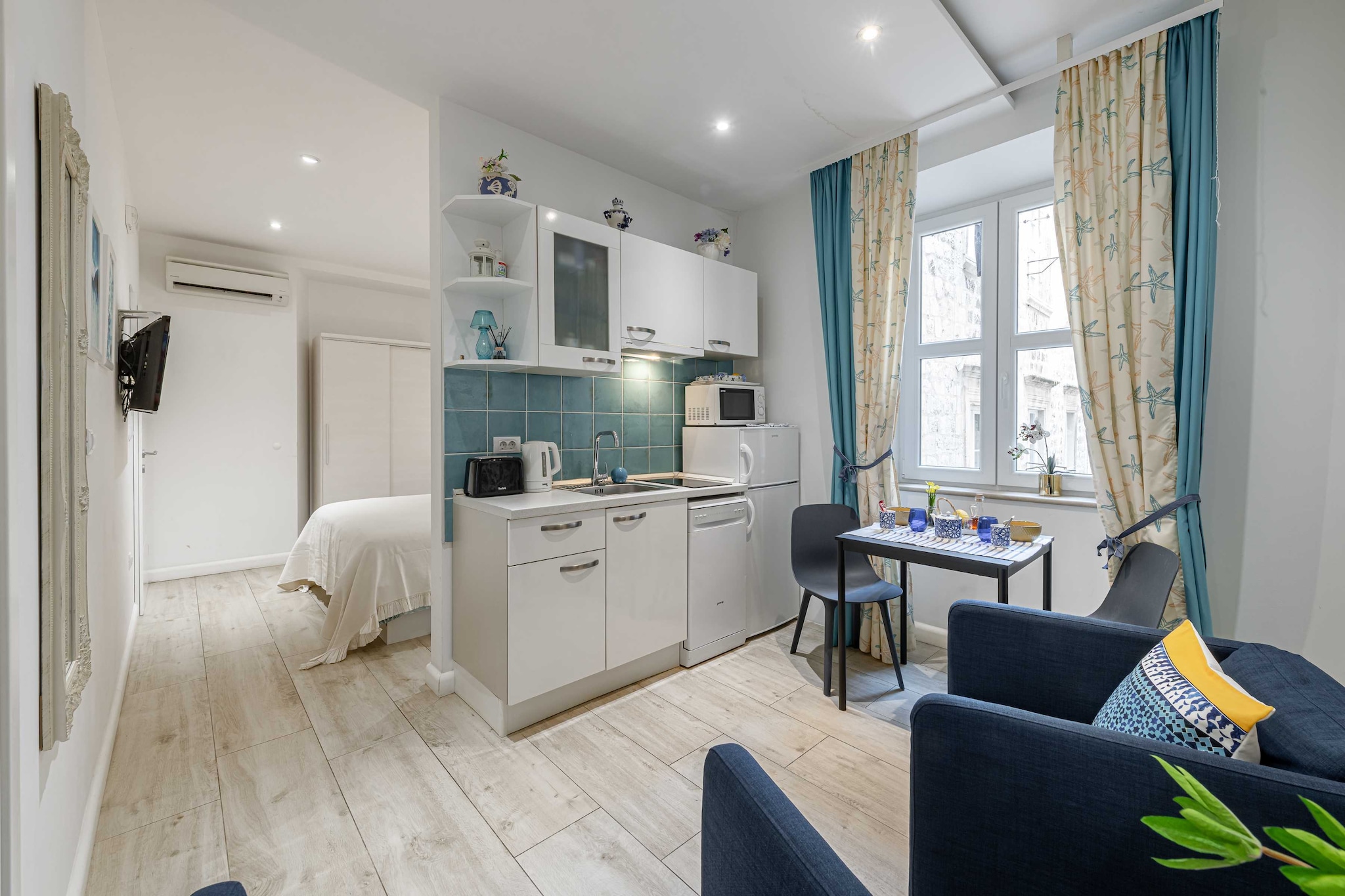 L & L Old Town Apartments - Studio Apartment ( Lacroma)-Woonkamer