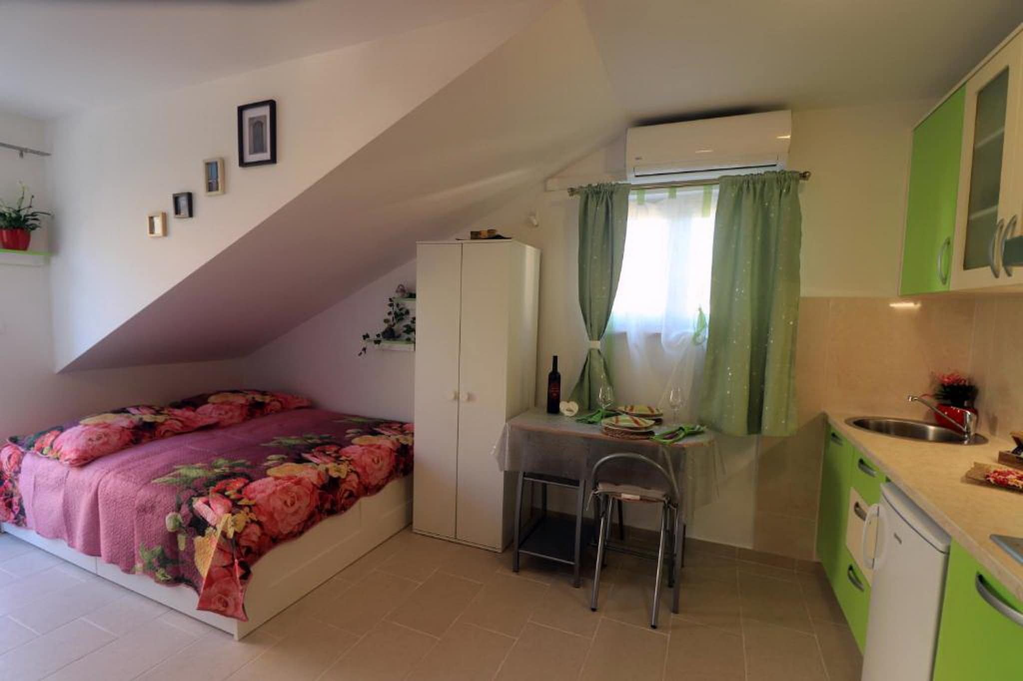 Apartments Clementina Sunrise-Studio Apartment with Balcony (GREEN)-Slaapkamer