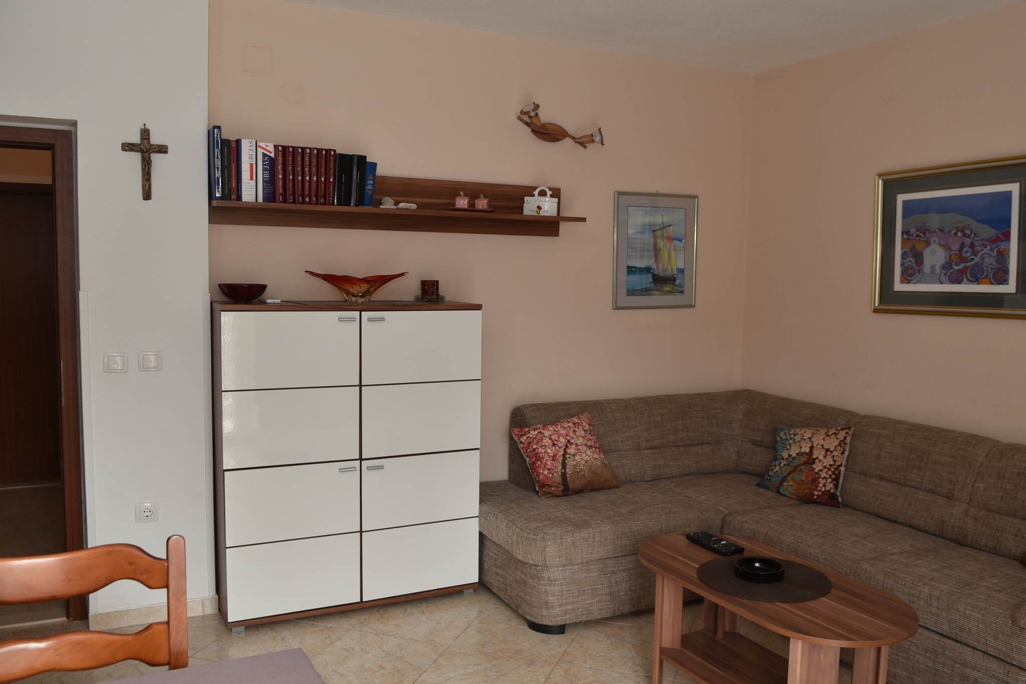 Apartment Manigo is located on the Island of BraÄ, a quiet Island with rich cultural and historical heritage, beautiful beaches and scenery.
Apartment is air-conditioned and comes with three bedrooms, living room and two bathrooms.  BBQ facilities are on guests disposal.
Private parking is on available, reservation is not needed.

Apartment has three bedrooms with large double beds, living room with flat screen cable tv, air conditioning, there is also a kitchen with refrigerator, oven, stove, toaster and water kettle.
There are a two bathrooms with washing machine, bathtub and hair dryer.

The apartment has a perfect location since everything needed can be found within less than 1km.  The nearest restaurant, caffe bar and market are within 500 meters from the apartment.

Ferry port Supetar is 600 meters away from the apartment. Airport BraÄ is 28.8 km away while Split Airport is 48 km away.

First bus stop is 1.5 km from the accommodation.