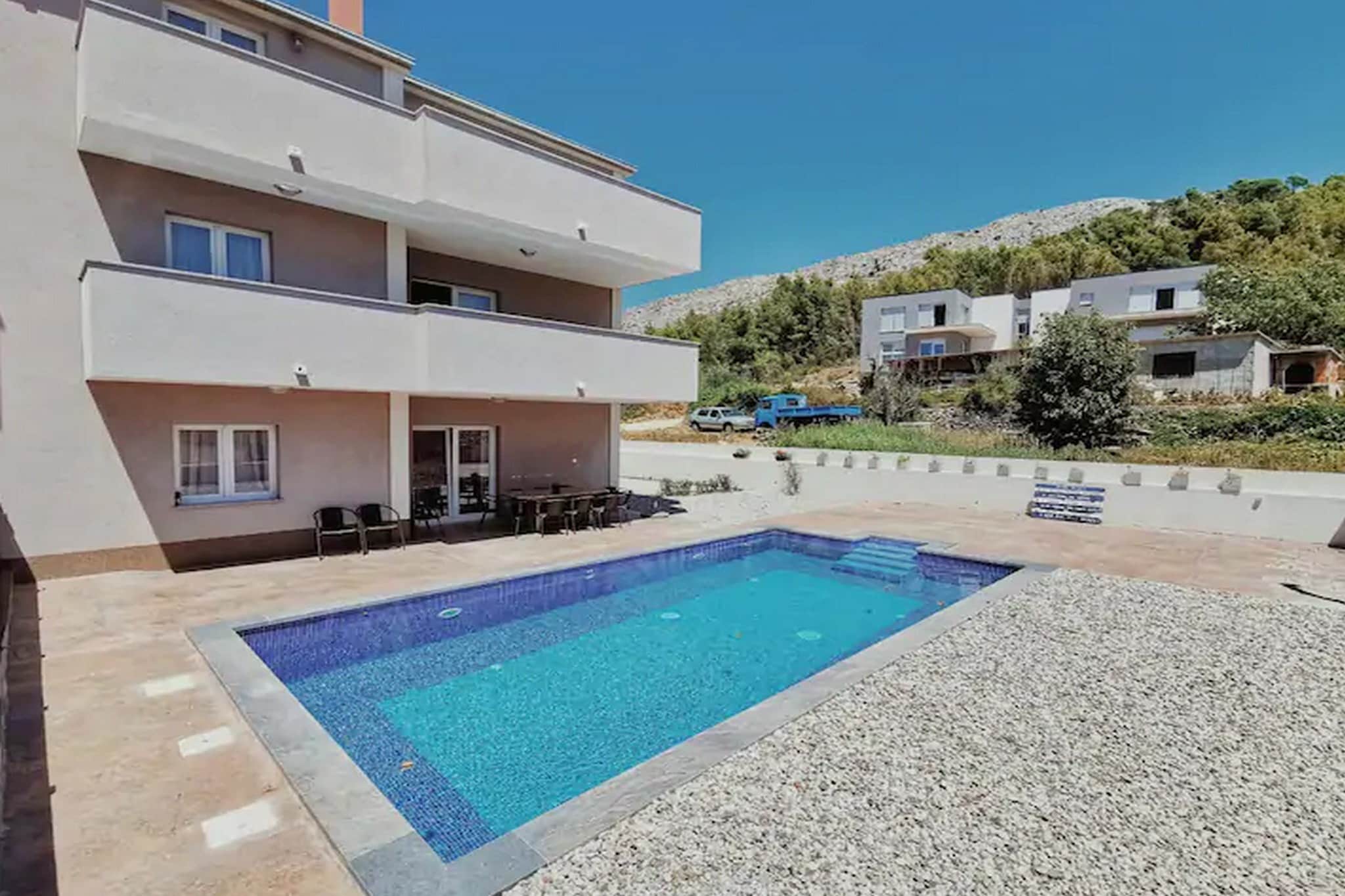 Holiday Home J&D No.2-Nine Bedroom House with Pool-Zwembad