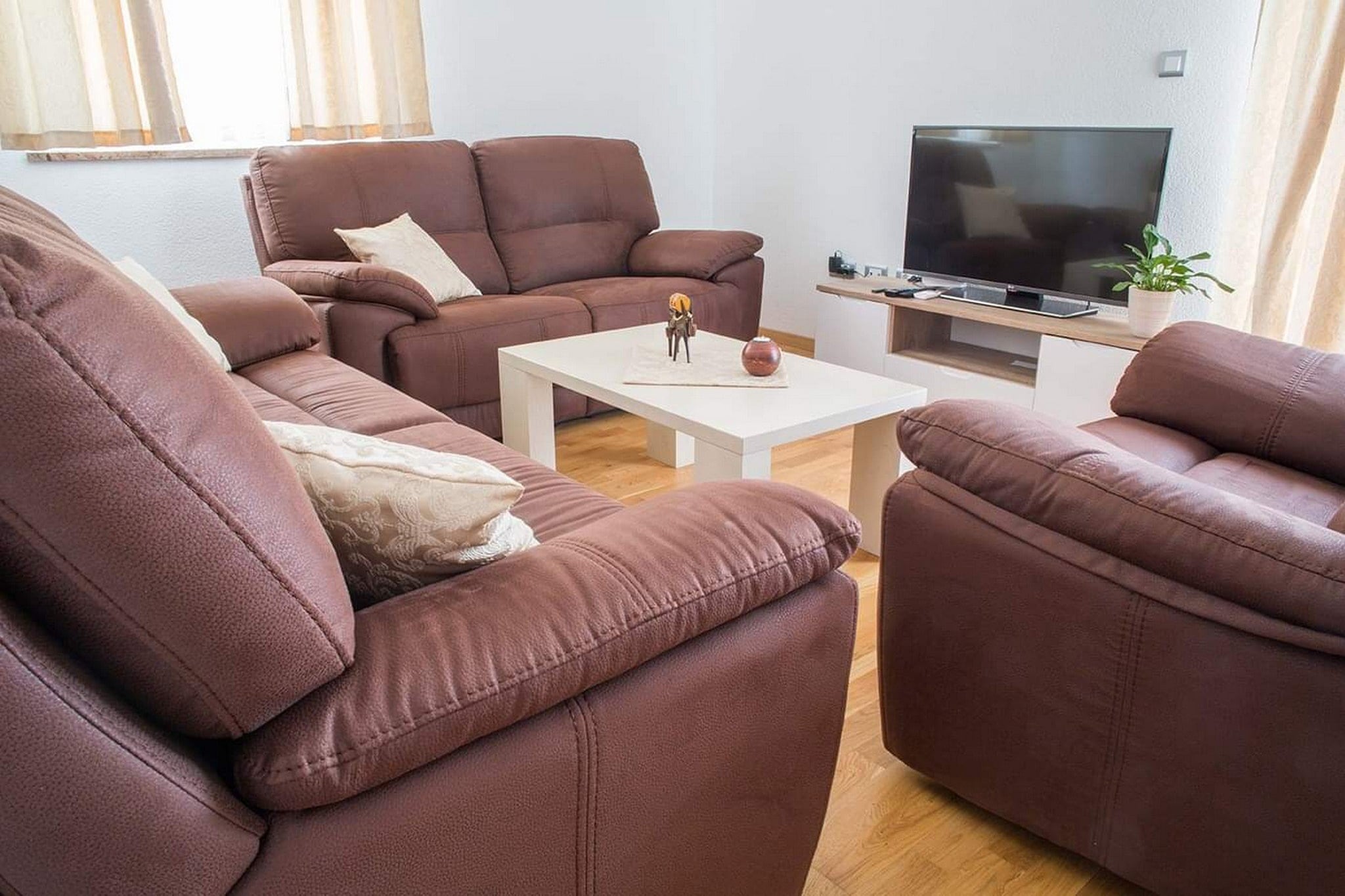 Holiday Home J&D No.2-Nine Bedroom House with Pool-Woonkamer
