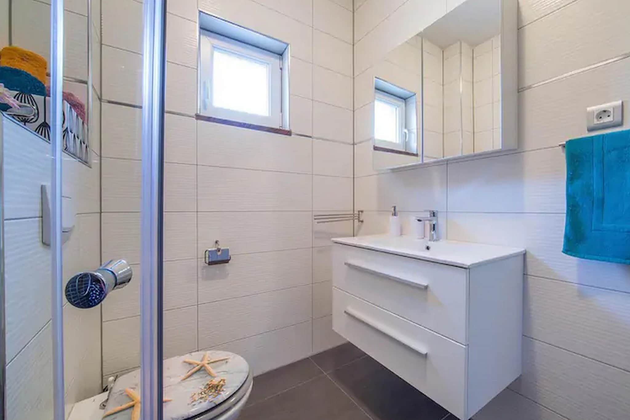 Holiday Home J&D No.2-Nine Bedroom House with Pool-Badkamer