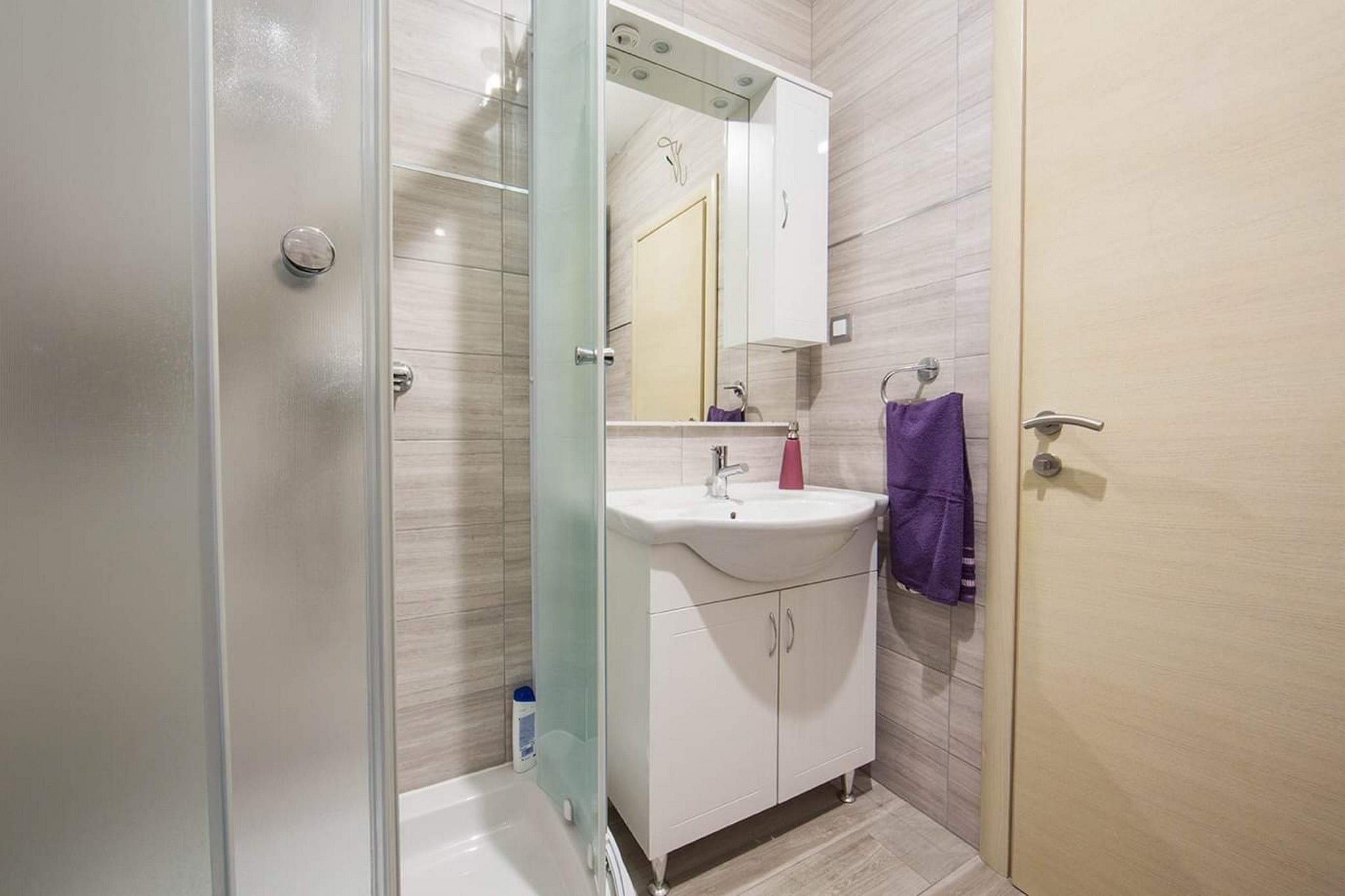 Holiday Home J&D No.2-Nine Bedroom House with Pool-Badkamer