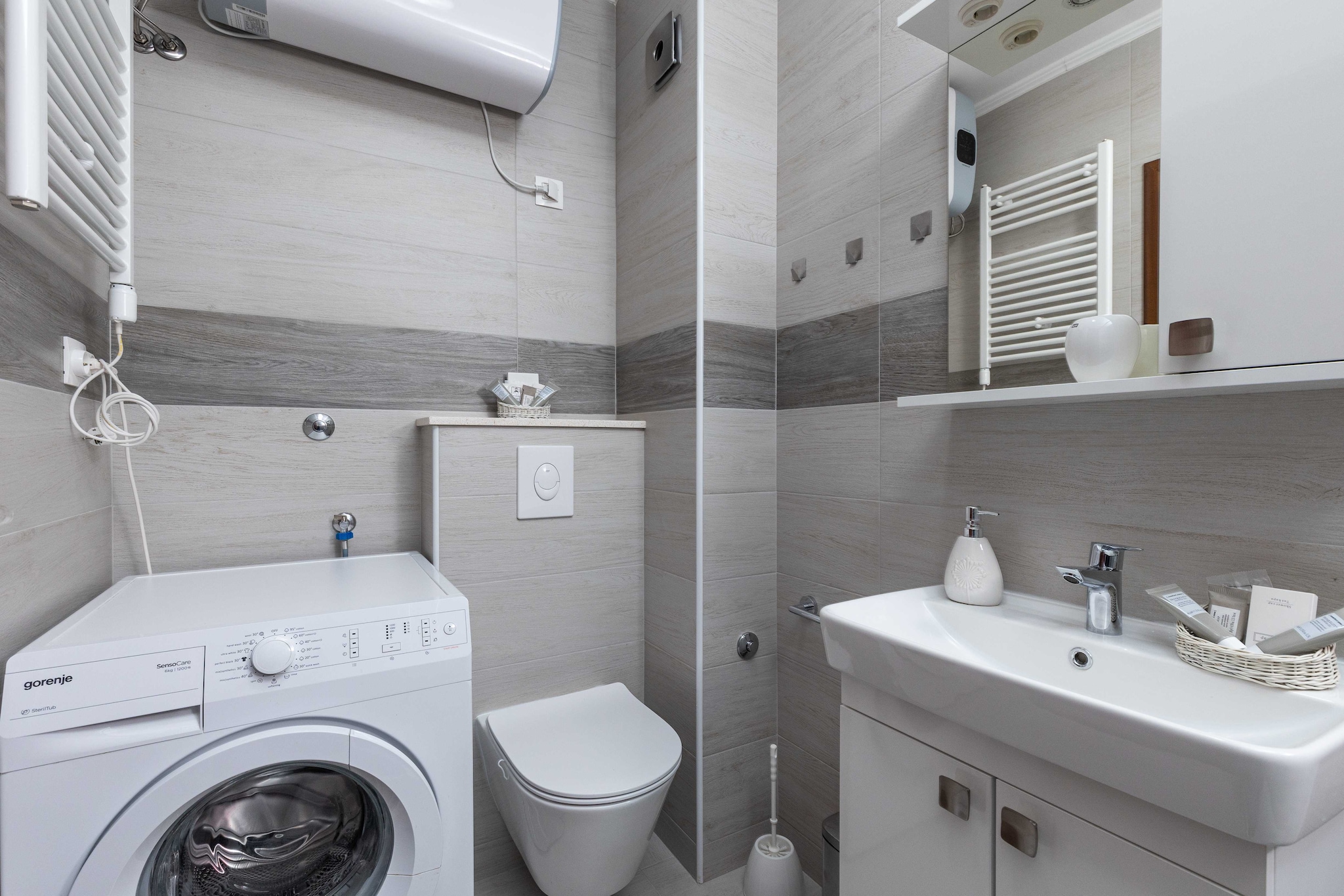Apartment KOKe - Two Bedroom Apartment with Balcony and partial Sea View-Bathroom