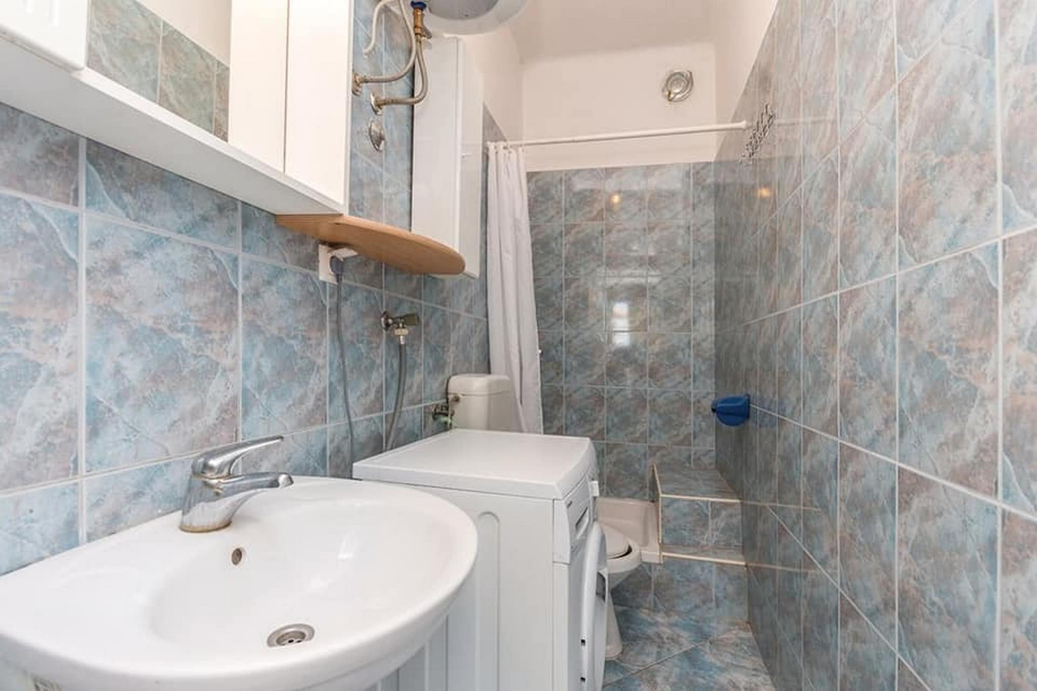 Apartment Marjan - One Bedroom Apartment with shared Terrace-Badkamer