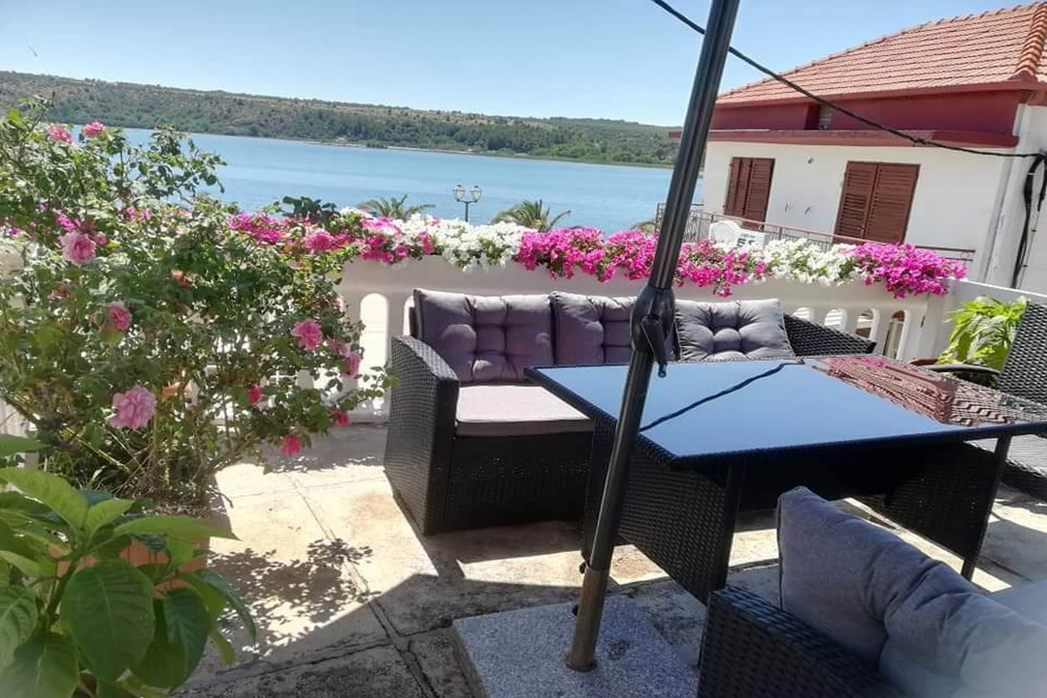 Apartment Marjan - One Bedroom Apartment with shared Terrace-Buitenlucht