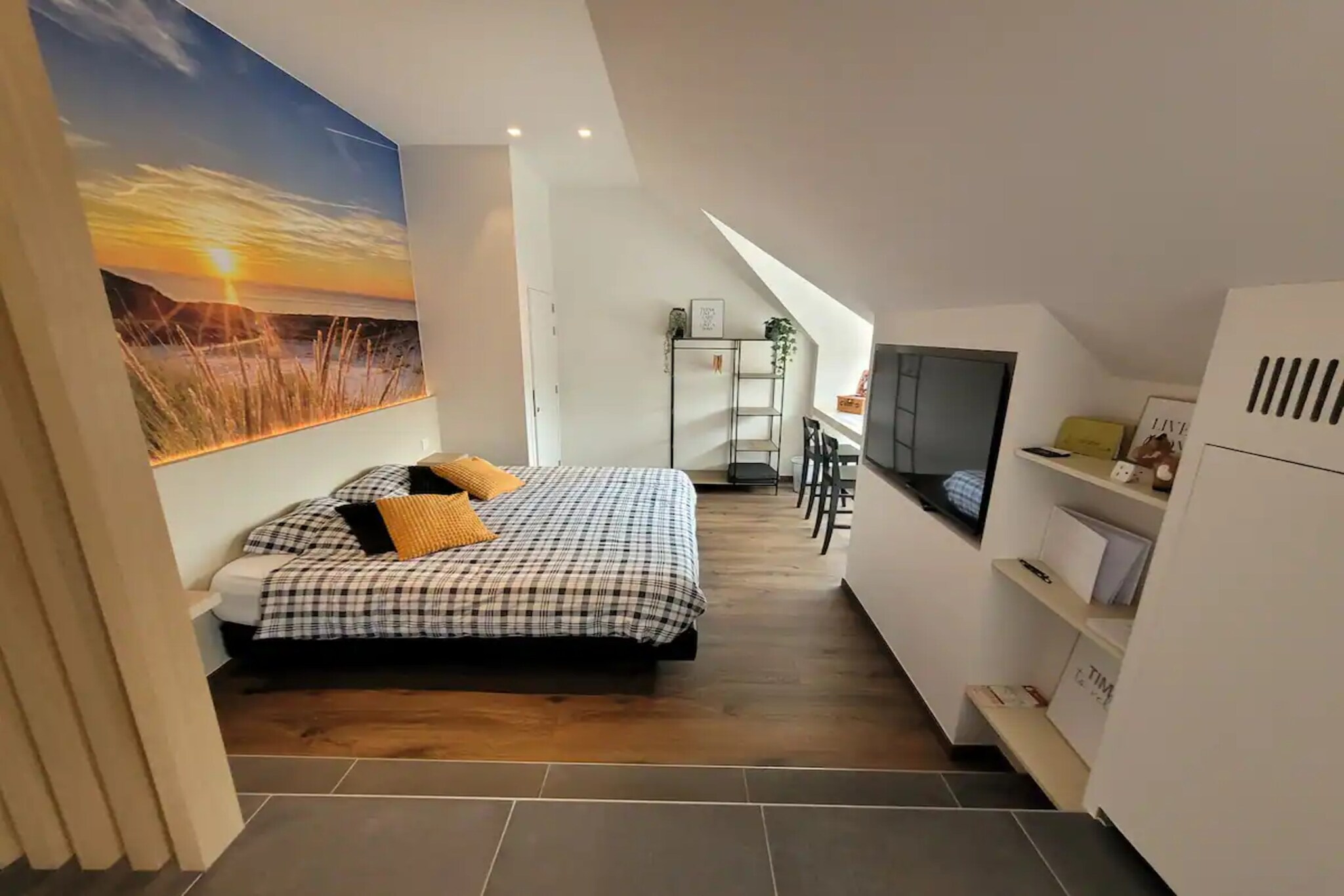 This cozy Bed and Breakfast in Zuienkerke, Belgium, is located near the sea. It features a pleasant terrace and can accommodate up to 2 guests in this room. Ideal for couples.
This room has no kitchen, only a microwave, a coffee machine and a fridge.

Spend your days relaxing by the sea (6 km) or visit beautiful Bruges (also 6 km). For history buffs, the historically valuable Dunkirk is easily accessible and a visit to Ostend is also possible.

After a relaxing or eventful day in the beautiful surroundings, you can relax on the terrace. There is a cot for the smallest holidaymakers.
