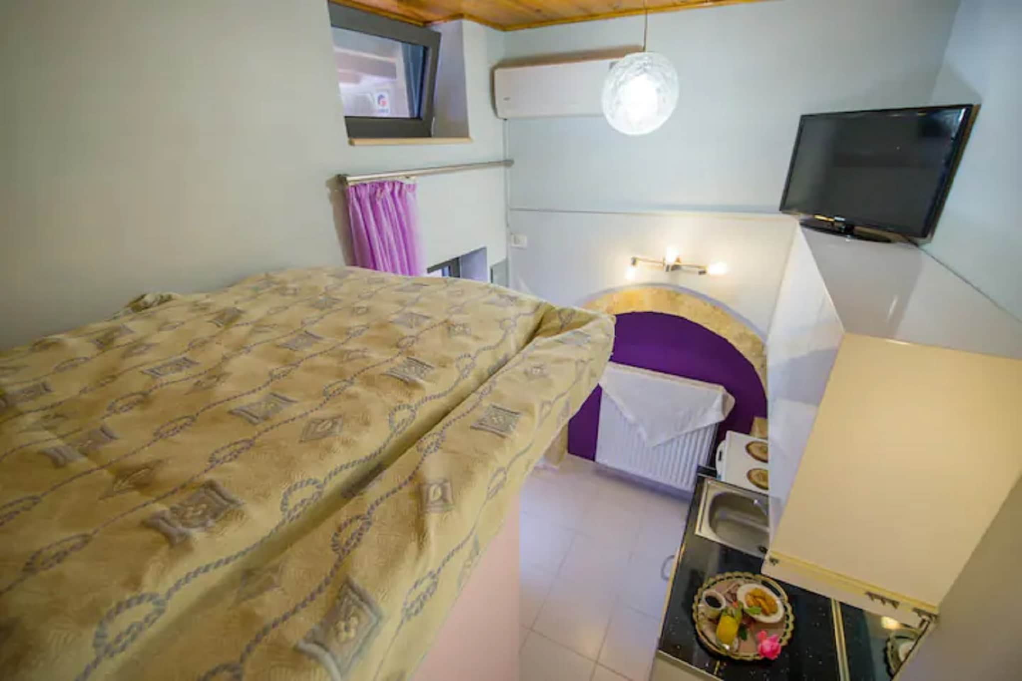 Ground floor: (Entrance, hallway, Kitchenette(cooker, microwave, fridge-freezer), bedroom(double bed, TV, streamingservice, heating, air conditioning), bathroom(shower, toilet), veranda(balcony or terrace, patio))\n\ndining table, BBQ, parking