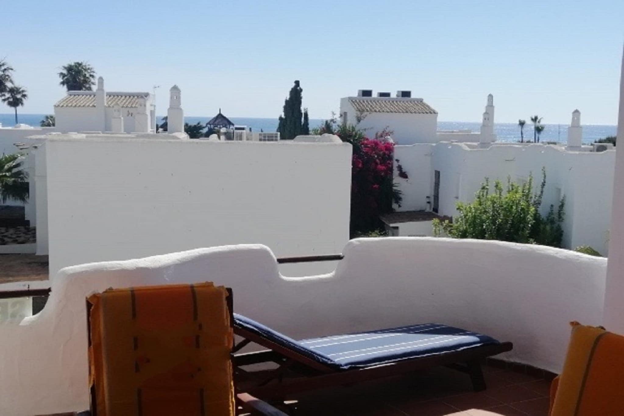 Ground floor: (Living room(TV, dining table, seating area, streamingservice), Kitchen(hob, hood, microwave, dishwasher, fridge-freezer), bedroom(small double bed), bedroom(single bed, single bed), bedroom(single bed, single bed), bathroom(bath tub, washbasin, toilet), bathroom(shower, washbasin, toilet))\n\nwashing room(washing machine), balcony or terrace, air conditioning, garden, garden furniture, parking, private outdoor pool