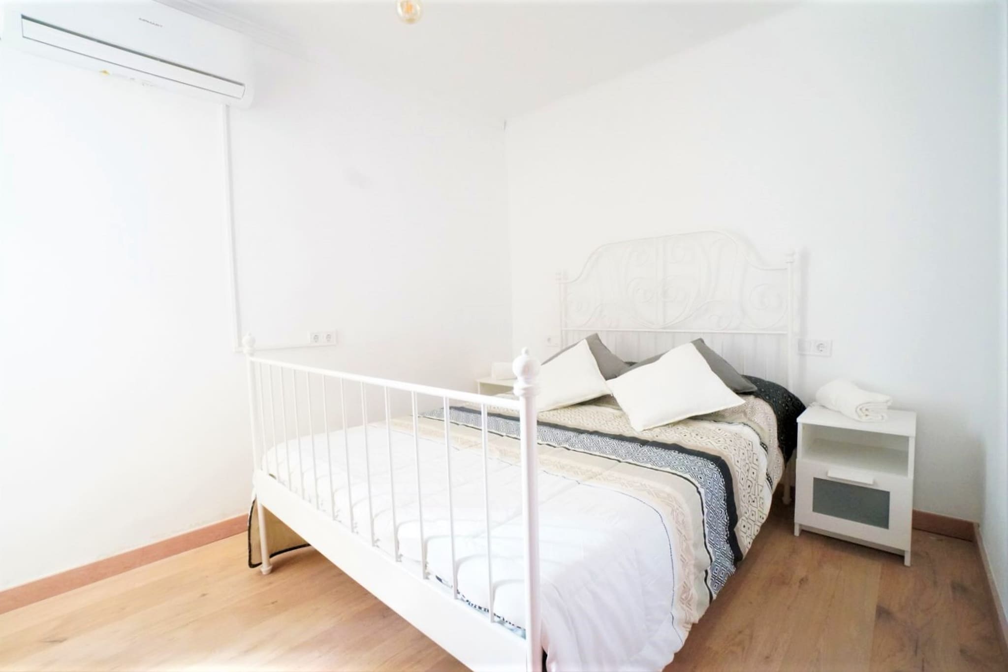 Ground floor: (Entrance(reachable from the outside), open kitchen(hob(4 ring stoves, gas), toaster, hood, coffee machine, oven, microwave, fridge-freezer), Living/bed room(double sofa bed(140 x 200 cm), TV(flatscreen), dining table, seating area), bedroom(double bed(135 x 190 cm)), bathroom(shower, washbasin, toilet), heating, air conditioning, terrace(private, 15 m2))\n\nwashing machine, garden doors, garden(shared with other guests), garden furniture, swimming pool(shared with other guests, outside, including part for children (depth 50cm), opened from May upto and including Sep), swimming pool(shared with other guests, outside, including part for children (depth 50cm), opened from May upto and including Sep), tennis court(shared with other guests), play equipment(shared with other guests), football goal(shared with other guests), ironing board, iron