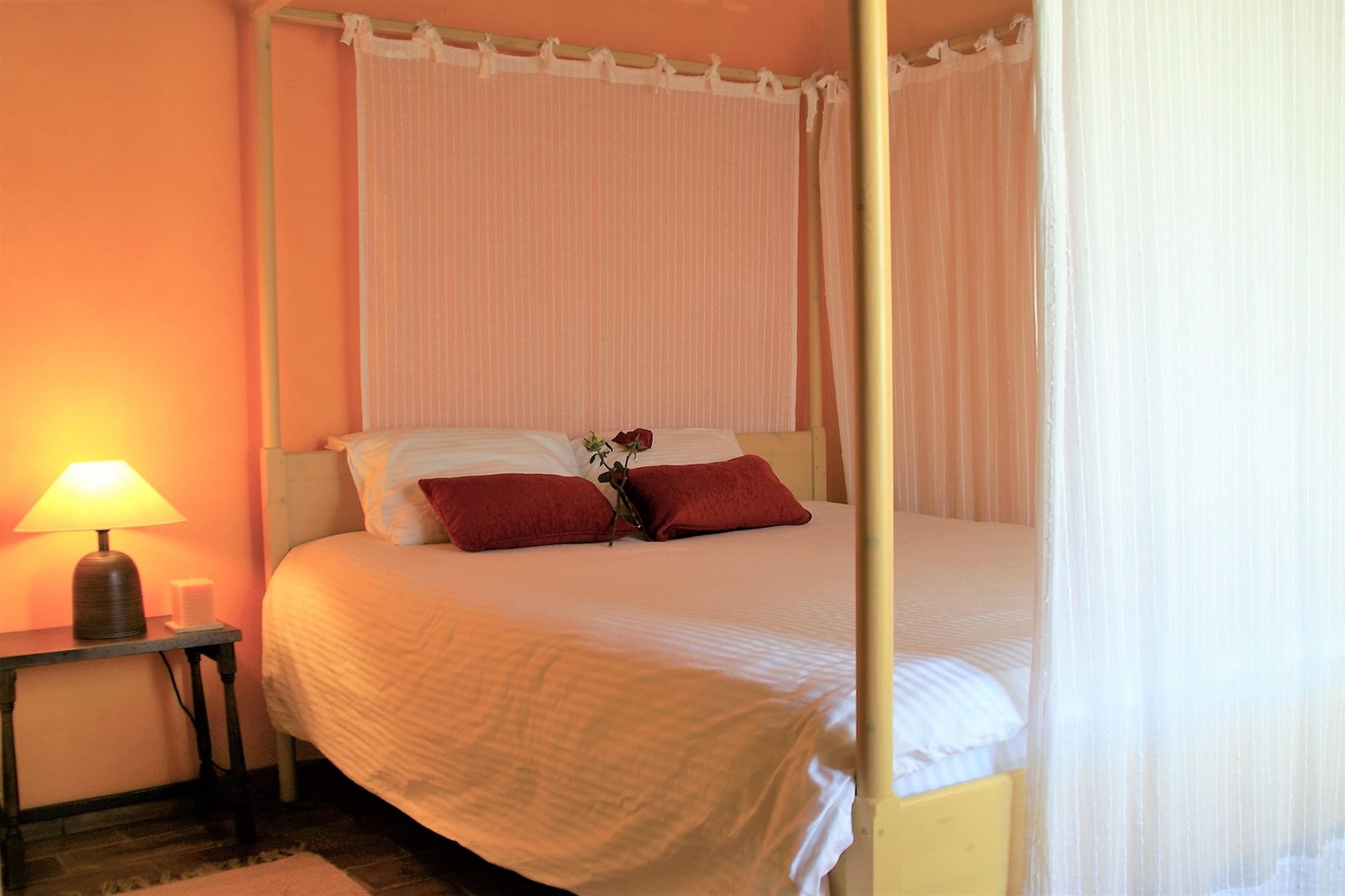 Ground floor: (Entrance, Kitchen(hob, electric kettle, toaster, hood, coffee machine, oven, microwave, dishwasher, fridge-freezer, Juicer), Living/diningroom(TV(flatscreen, international television channels), dining table, seating area), bedroom(double bed(160 x 200 cm)), bedroom(double bed or 2 single beds), bedroom(single bed(90 x 200 cm), single bed(90 x 200 cm), single fold-away bed(90 x 200 cm)), bathroom(shower, washbasin, toilet), bathroom(shower, washbasin, toilet), bathroom(shower, washbasin, toilet), heating)\n\ncot, washing machine, garden doors, garden(private), garden furniture, parking, parasol, hammock, iron