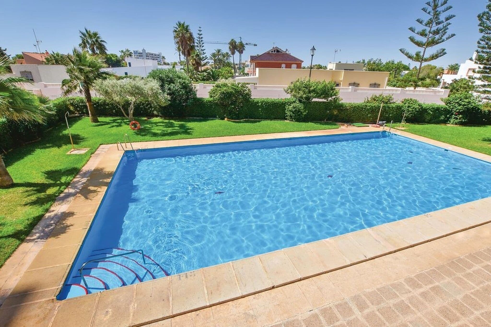 Bel appartement à Roquetas de Mar avec piscine partagée