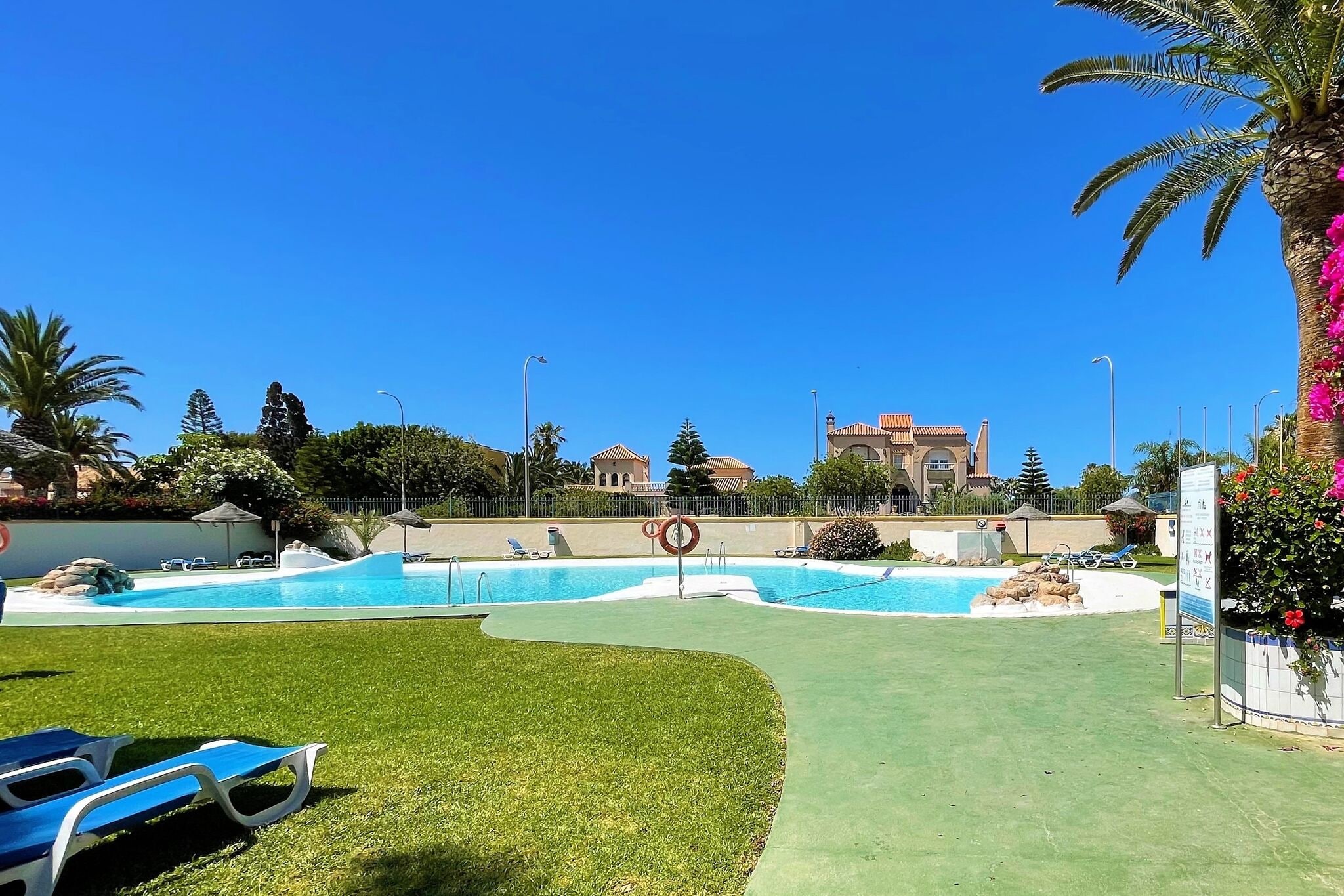 Maison de vacances pittoresque à Roquetas de Mar avec piscine partagée