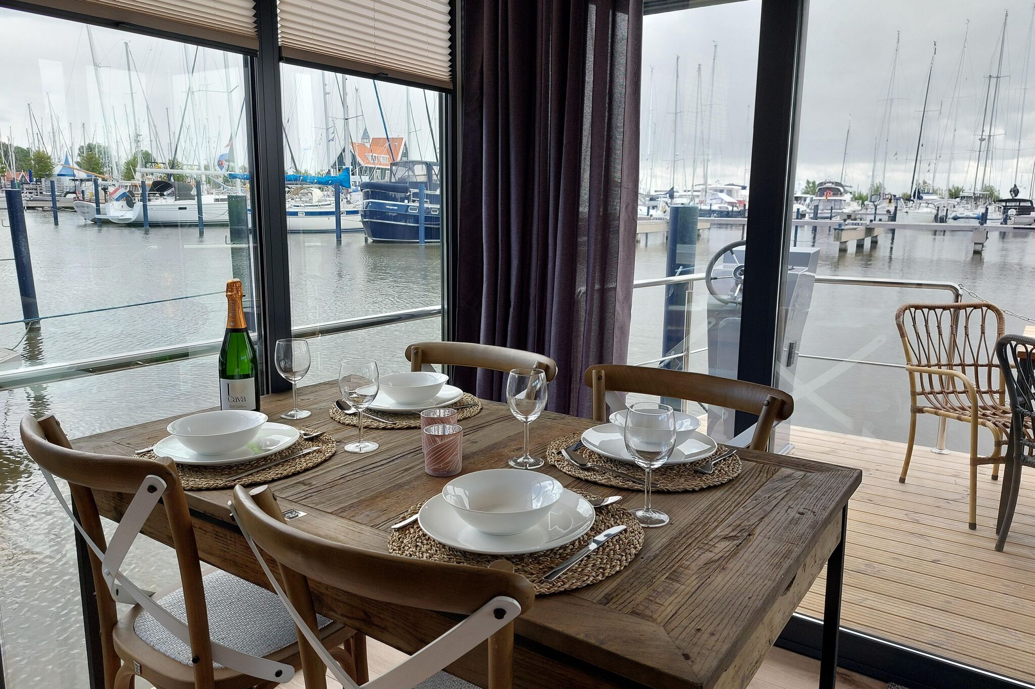 Péniche de luxe dans la marina de Volendam