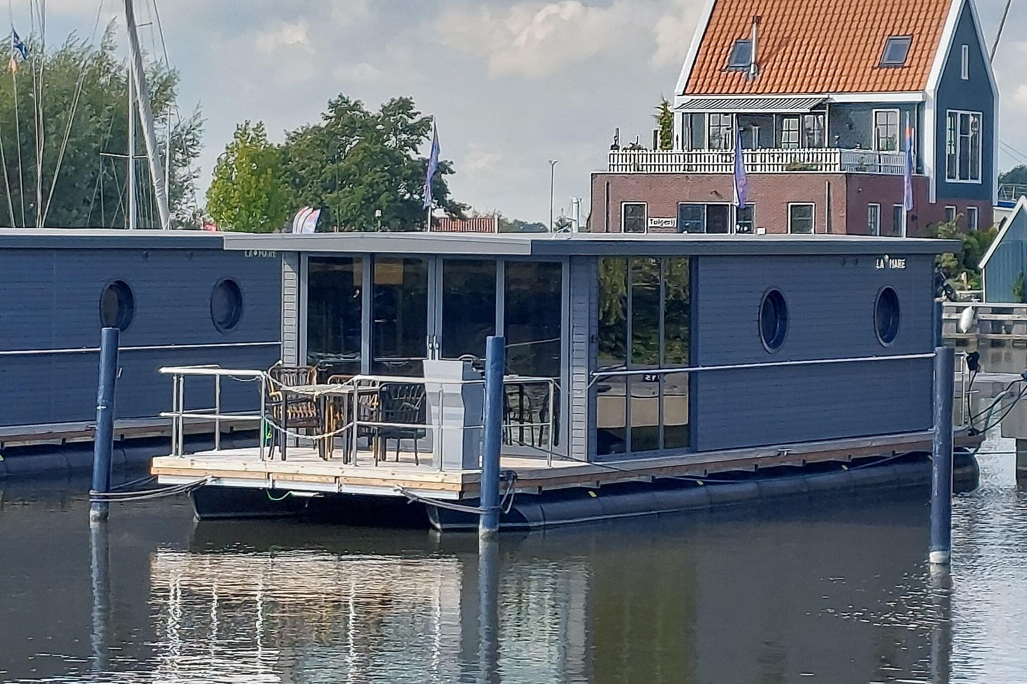 Péniche de luxe dans la marina de Volendam