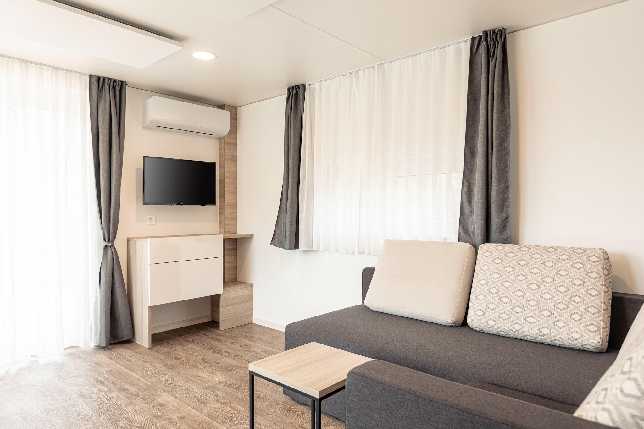 This modern, detached, single-storey chalet is located in the car-free holiday park Chalets & Glamping Nassfeld, which opened in May 2022. It is located on the edge of the forest and the small skiing area of Vorhegg. There is a spacious terrace where you can linger with your morning coffee and garden furniture where you can enjoy a wholesome breakfast and unwind after an active day outdoors. The house is fully airconditioned so you can stay comfortable even during summers. The open kitchen is well-equipped for self-catering and preparing scrumptious homecooked meals.
The small centre of Kötschach-Mauthen is 650 m away. You will find supermarkets only 1 km away, in case you want to purchase essentials and groceries and there are restaurants also 3 km away for enjoying local cuisines. There is a public swimming pool only 3 km away, so you can enjoy refreshing dives and beat the scorching summers in style. The ski area is also 3 km away, which is a huge convenience for ski lovers.
The chalet is furnished in a modern and complete way. You will find a TV and a comfortable sofa bed in the living room. The open kitchen with a cooking island is equipped with an oven and a dishwasher, among other things. There are two bedrooms, one with a 2-pers. bed and one with two 1-pers. beds. The bathroom has a shower and a toilet. You can park your car in the central car park on the edge of the holiday park. At holiday park Chalets & Glamping Nassfeld, you can book various chalets for four to six people. This holiday home is available for recreational purposes only. Bookings on behalf of companies will be cancelled and possible cancellation costs will be charged
The train station is only 1.3 km away from your stay.