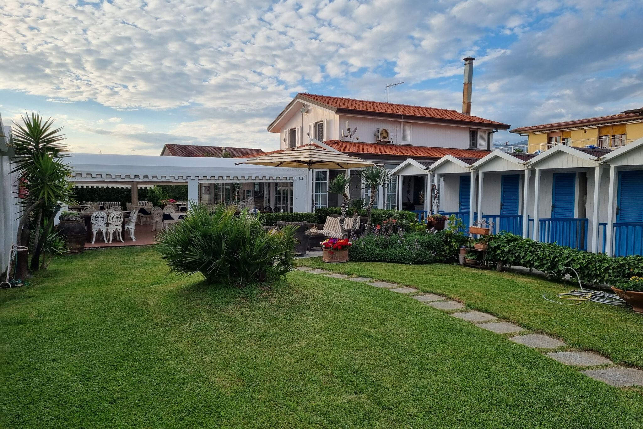 Schlichtes Ferienhaus in Lido di Camaiore mit Balkon