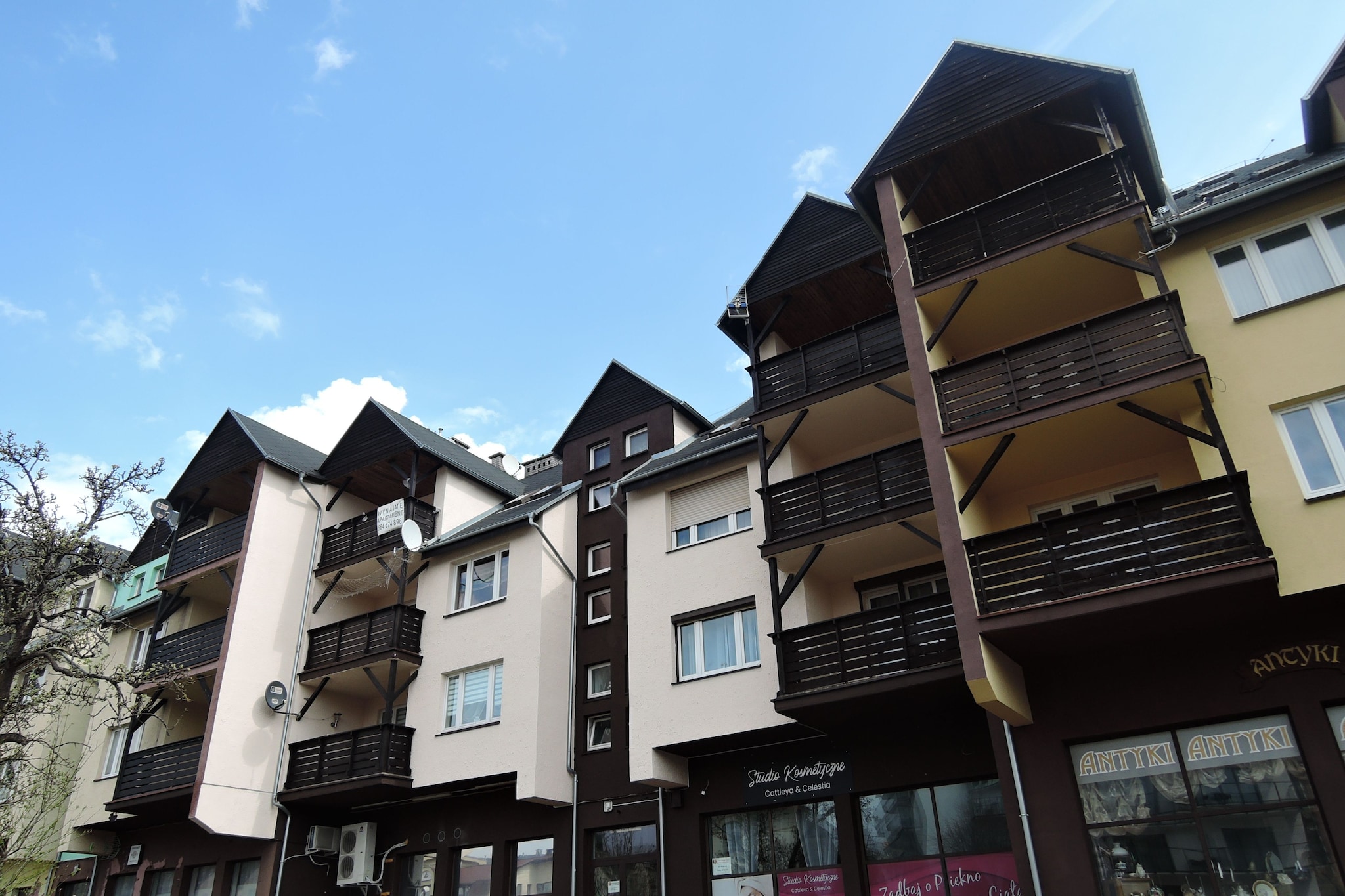 The cozy, comfortable appartment with balcony has been newly renovated and tastefully furnished. The beautiful location only 200 meters from the beach invites you to relax. But the center can also be reached in a few minutes by car or on foot. Misdroy is one of the most beautiful and well-known health resorts on the Baltic coast. You can expect a white, fine sandy beach, the healthy air of a seaside resort and a beautiful promenade with a number of cafe, pubs, disco, restaurants and shops. Those who prefer to spend time in nature will be happy to take a bike or walk trip to Wolinski National Park.