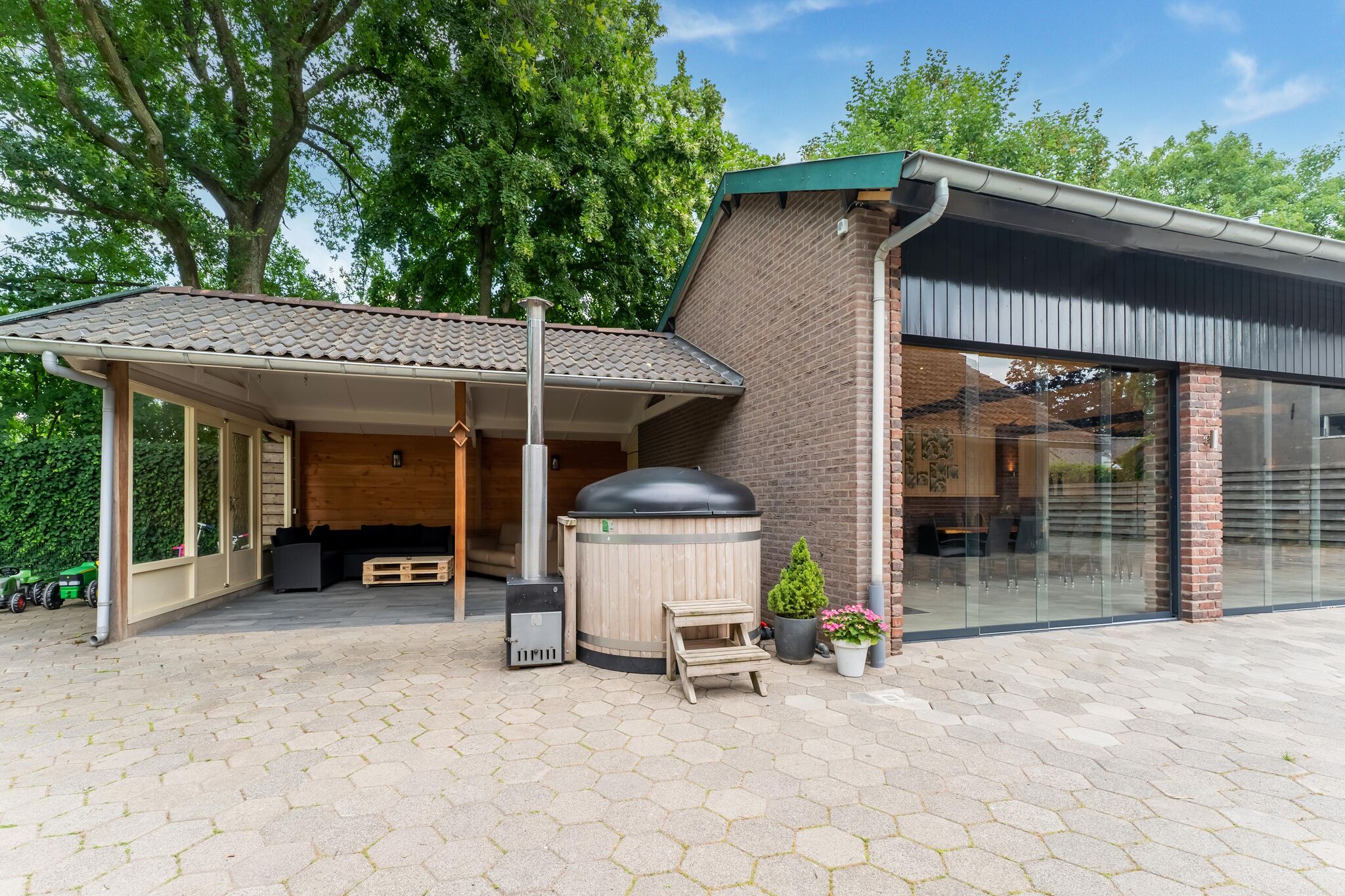 Farmhouse in the Achterhoek with hot tub and beach volleyball