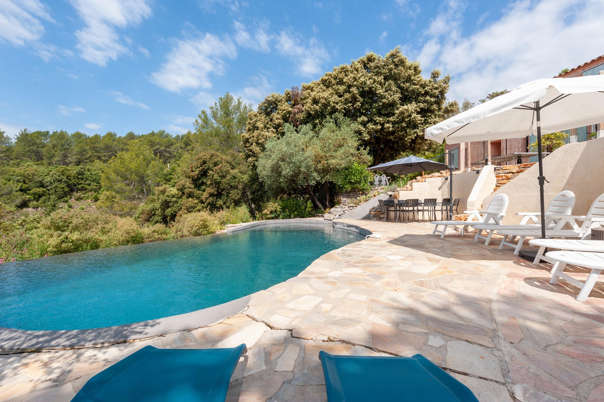 Maison de vacances au calme avec piscine privée à 35 min de Hyere et des plages.