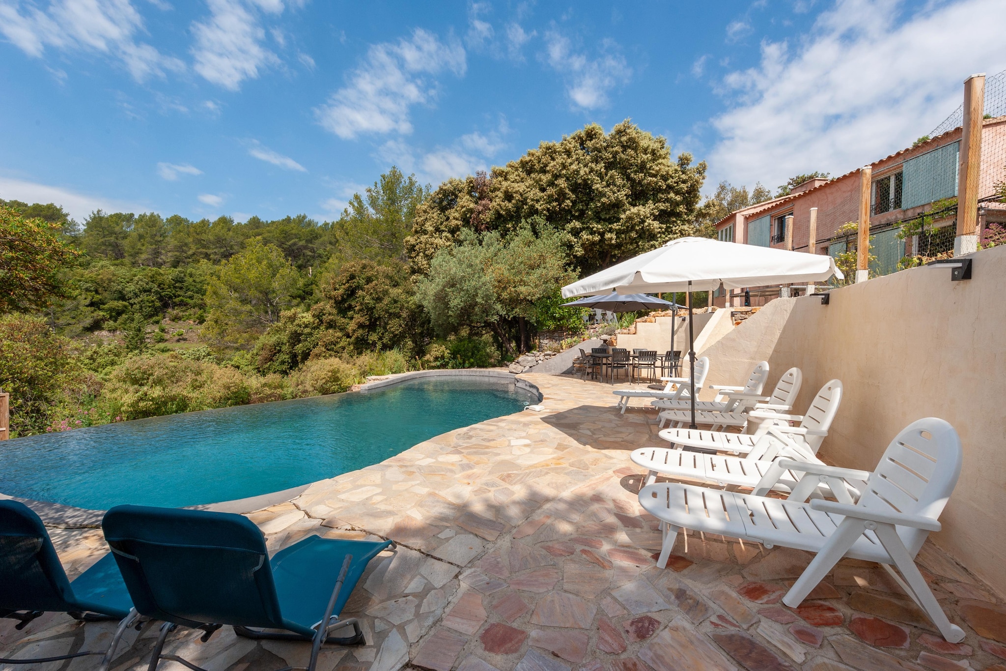 Maison de vacances au calme avec piscine privée à 35 min de Hyere et des plages.