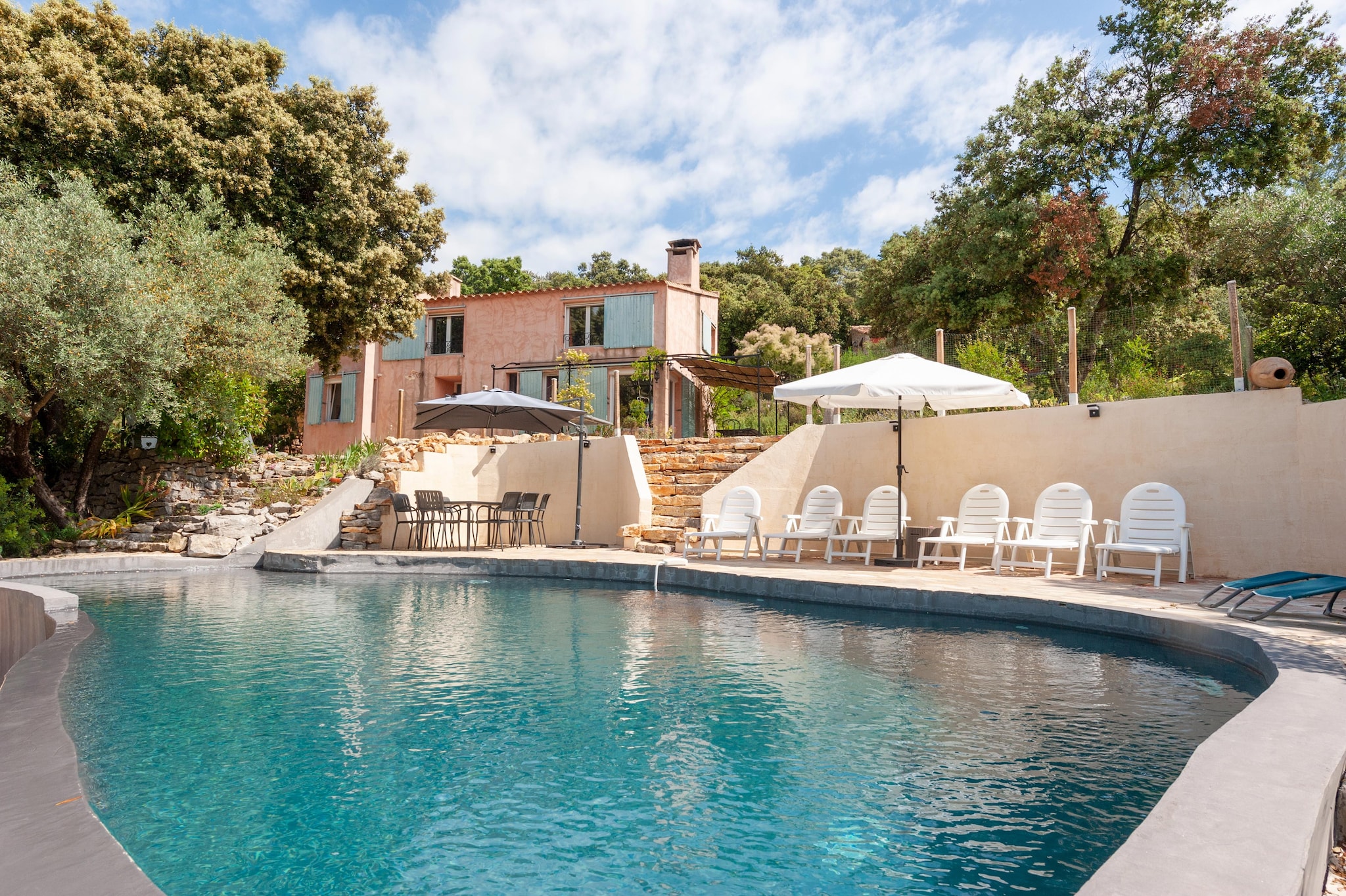 Maison de vacances au calme avec piscine privée à 35 min de Hyere et des plages.