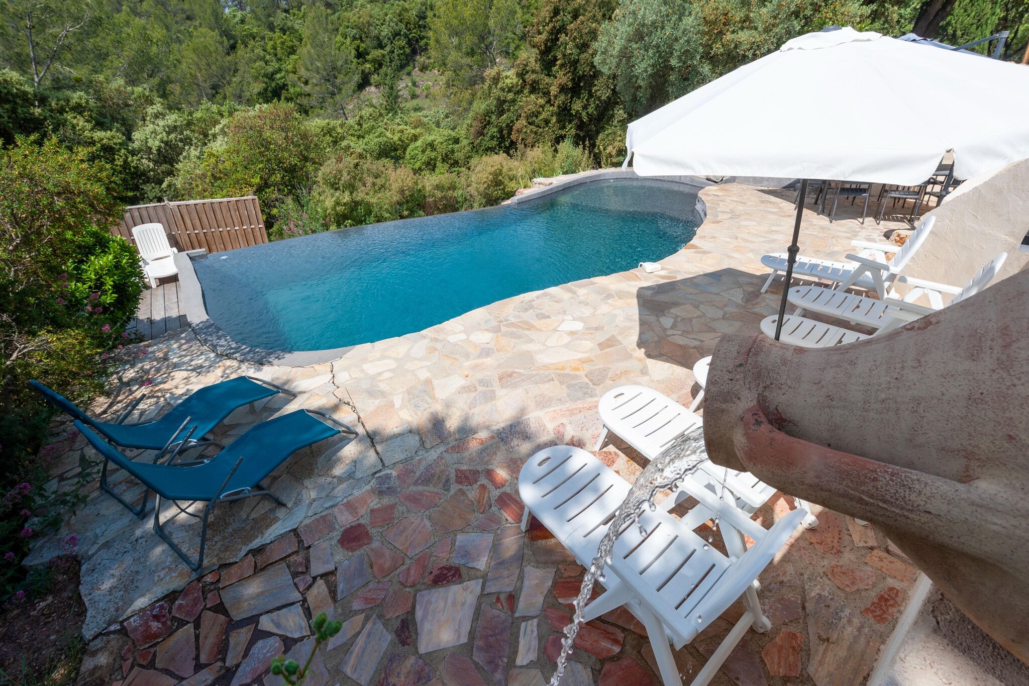 Maison de vacances au calme avec piscine privée à 35 min de Hyere et des plages.