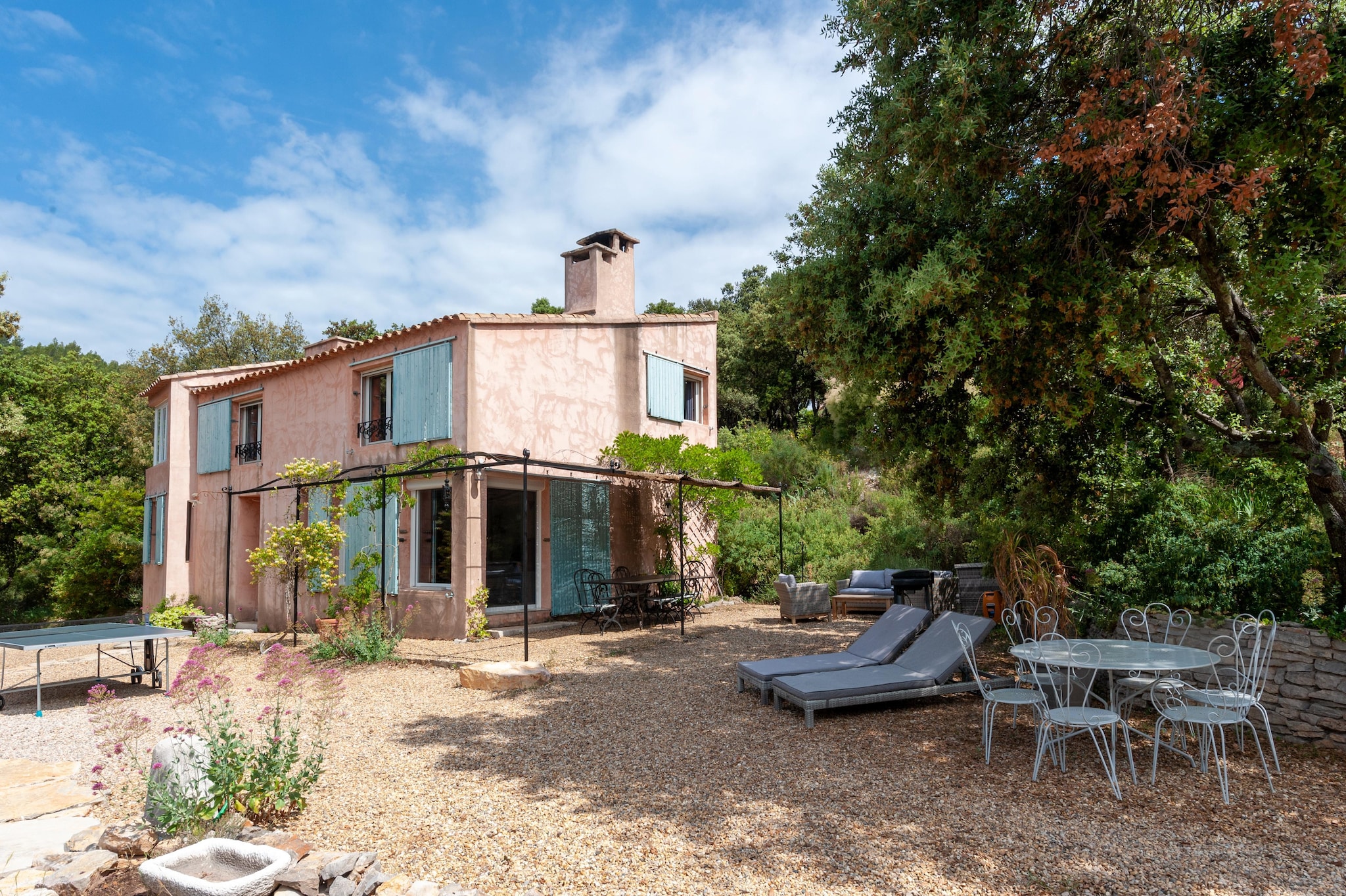 Enjoy your well-earned holidays in this beautiful villa with a fireplace, a private pool that can be heated and an outdoor kitchen. It is ideal for unforgettable holidays with family and friends.
The attractive region is perfect for hiking. In the nearby centre of Pignan (2 km) you will find cosy restaurants and, by car, a visit to coastal towns such as Ramatuelle and Saint-Tropez, with its magnificent marina, is also among the possibilities.
Prepare your favourite dishes inside or outside and enjoy them in the sun, from the comfortably furnished garden. The hammock offers ultimate relaxation for the optimal epicurean and board games are available for an unforgettable evening. Thanks to air conditioning, the accommodation has a pleasant indoor temperature at all times.
