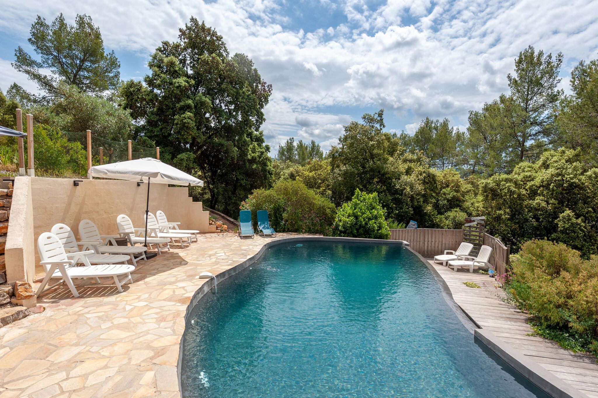 Maison de vacances au calme avec piscine privée à 35 min de Hyere et des plages.