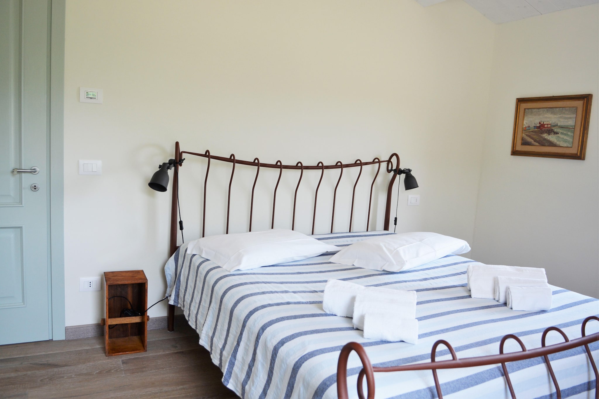 Ground floor: (Living room(TV, dining table, seating area, air conditioning), open kitchen(hob(5 ring stoves), hood, espresso machine, oven, dishwasher, fridge-freezer, washing machine, high chair), bedroom(double king size bed(160 x 190 cm), TV, camping cot), bathroom(bath tub, washbasin, toilet, bidet))\n\ndining table, solarium, BBQ