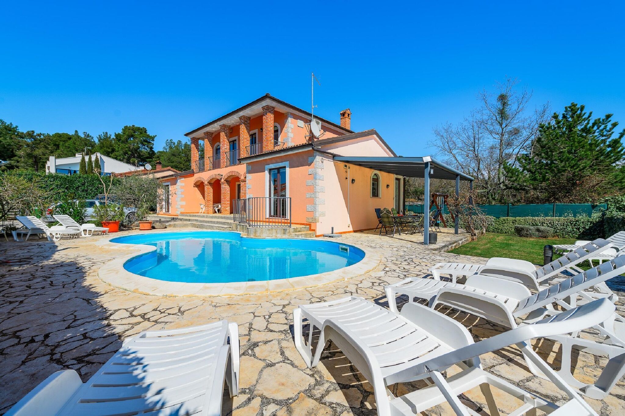 Grote villa met privézwembad en omheinde tuin