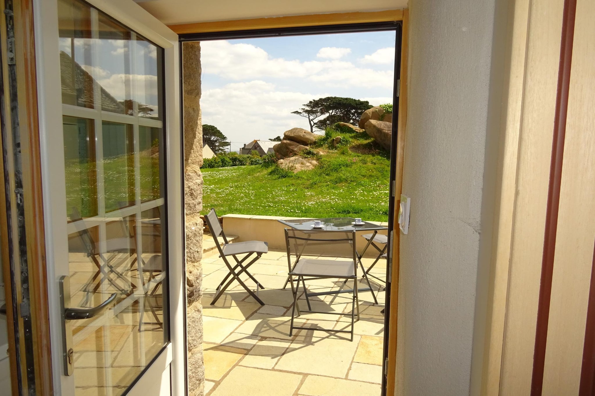 Ground floor: (open kitchen(electric kettle, toaster, cooker(4 ring stoves, ceramic), coffee machine, oven, microwave, dishwasher, fridge, freezer), Living/diningroom(TV), bathroom(shower), toilet)\n\nOn the 1st floor: (Gallery bedroom(double bed(140 x 190 cm)))\n\nwashing machine, terrace, garden, garden furniture, sun loungers, BBQ(electric), Sunscreen