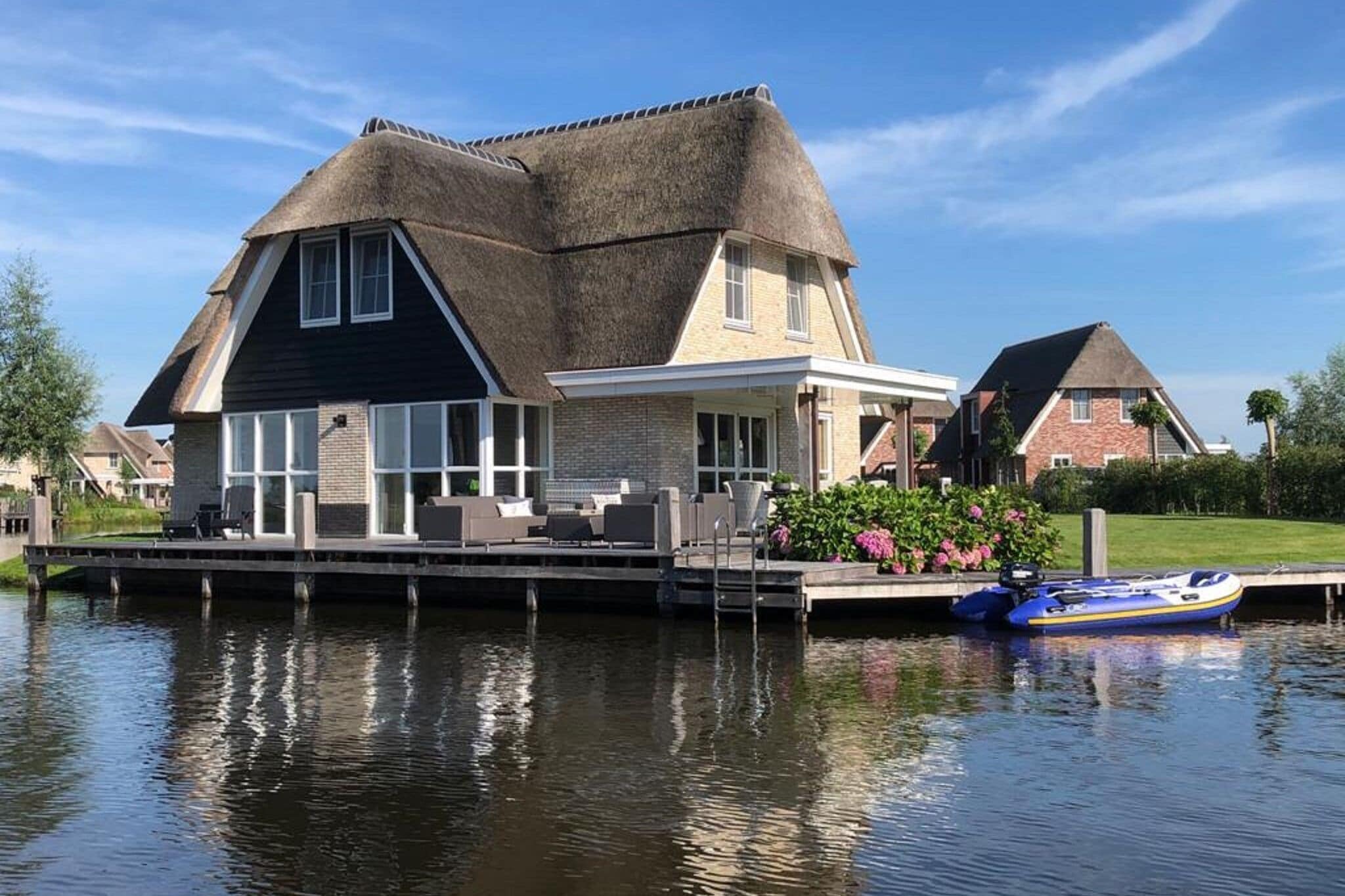 Beautiful villa with sauna on the Tjeukemeer