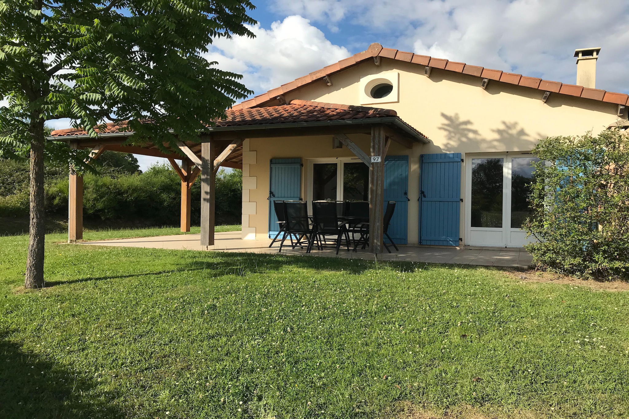 Einladendes Ferienhaus in Les Forges mit Garten