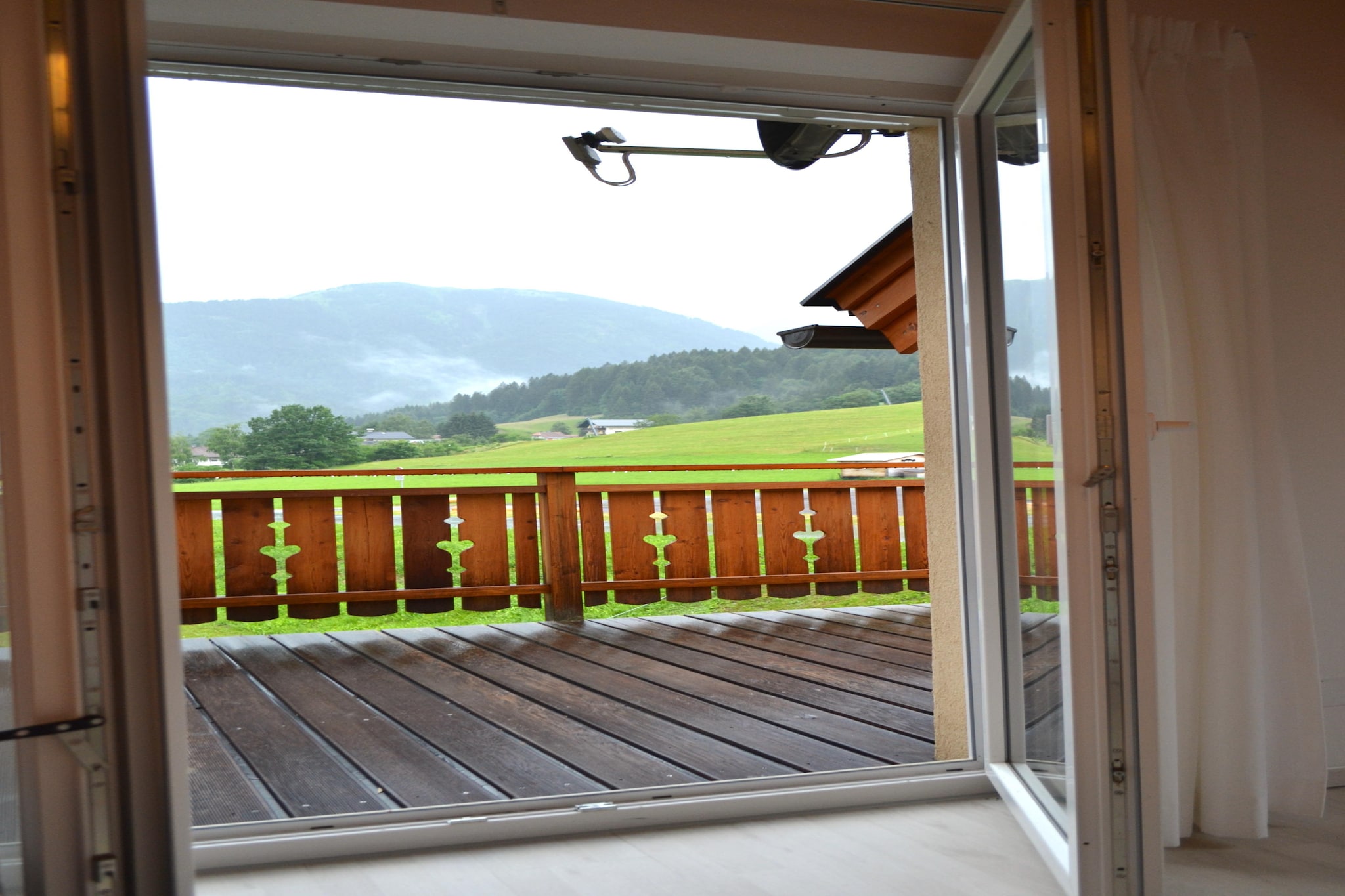 Ground floor: (Kitchen(hob(4 ring stoves, induction), electric kettle, toaster, coffee machine, espresso machine, grill, dishwasher, fridge-freezer, high chair, Hand blender), Living/diningroom(TV(dutch television channels), dining table(8 persons), fireplace, seating area), pantry(washbasin, toilet, washing machine, drying cabinet), combination microwave)\n\nmezzanine: (bedroom(single bed, double bed, cot))\n\nOn the 1st floor: (bedroom(single trundle bed, double bed box), bedroom(double bed box), bathroom(bath tub, washbasin, toilet), bathroom(bath tub, washbasin, toilet))\n\ndining table, terrace(roofed), garden, sun loungers, BBQ, parking