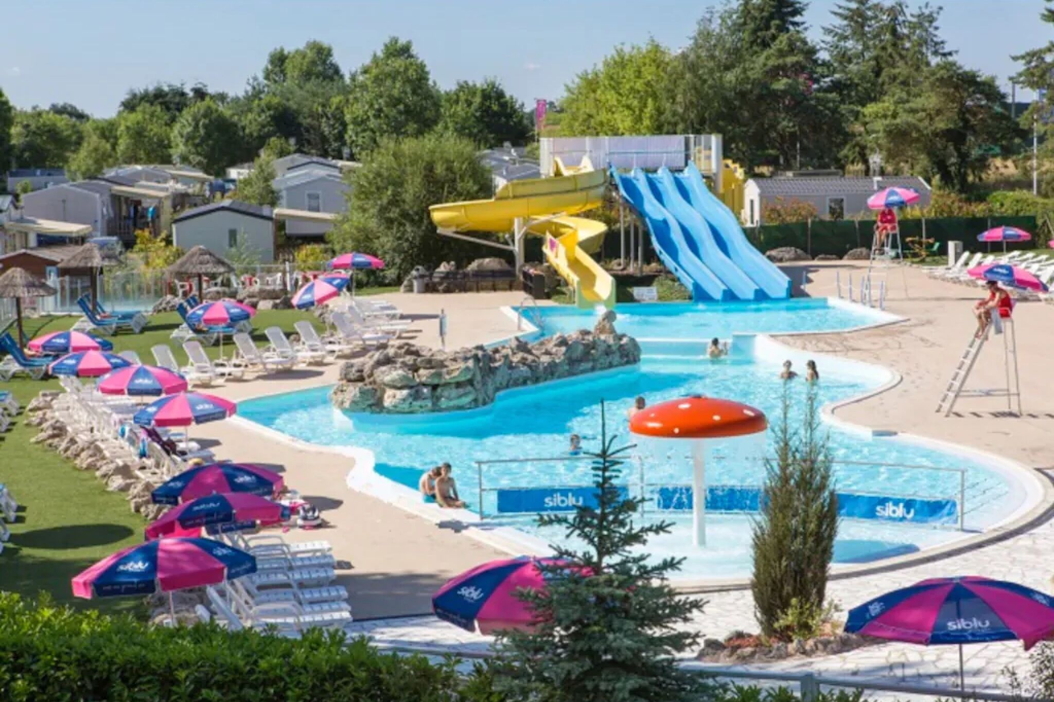 Fröhliches Ferienhaus in Centre-Val de Loire mit Pool