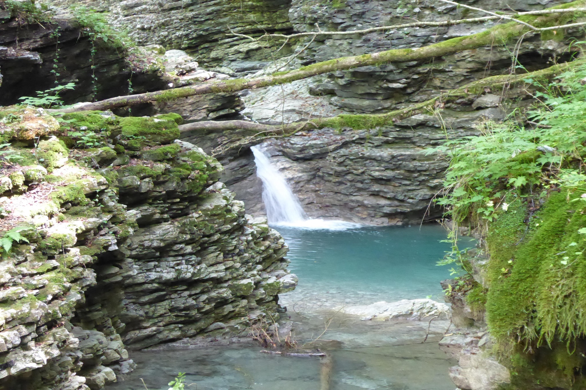 Ground floor: (Large kitchen(hob, hob, cooker, hood, coffee machine, oven, fridge-freezer), Living/diningroom(TV, dining table, decorative fireplace, seating area), bathroom(shower, washbasin, toilet, bidet, washing machine))\n\nOn the 1st floor: (bedroom(double bed, TV), bedroom(single bed, double bed, TV, children\'s bed), bathroom(bathtub with shower, washbasin, toilet, bidet))\n\ngarden, bicycle storage, garden furniture, sun loungers, BBQ, parking, parasol, play equipment, table football, hammock, high chair, party games, plancha grill, Swing set