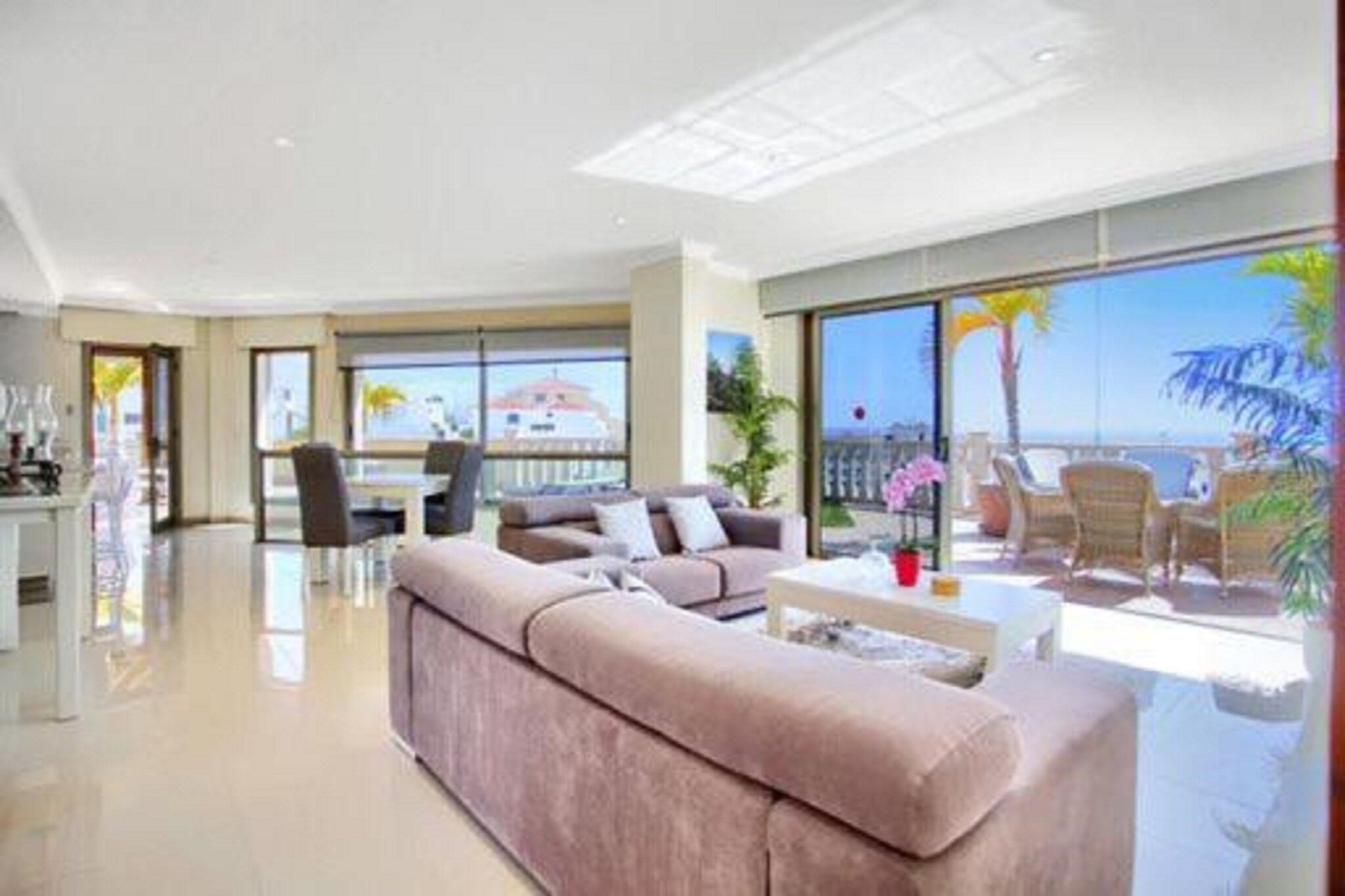 This cozy apartment on the Spanish island of Tenerife has a nice location by the sea and a wonderful swimming pool. It is ideal for unforgettable sun holidays with family or friends, both in summer and in winter.
On Tenerife you will find beautiful beaches, cozy restaurants and nice shops. Spend a sunny day at the Playa de Santiago and take a beautiful photo at the Cueva La Vaca. Admire the impressive Volcan El Teide or opt for a day of water fun in Siam Park. On the Mercado Municipal Nuestra Senora de Africa you will find fresh products in an authentic market atmosphere.
The holiday home has a washing machine and you can prepare your favorite dishes in the well -equipped kitchen. The comfortable living room has a sofa bed, a dining table, a TV and a seating area. On the atmospheric terrace you can end the day with a glass of wine.
About Belvilla
When you stay in a Belvilla home, you can rest assured of a unique holiday home in ideal surroundings at an attractive price. The portfolio of accommodations consists of more than 40,000-holiday homes in 20 European countries. Interested in a weekend getaway, a summer or winter sports holiday or simply a short break? Do you prefer the coast, the countryside or the mountains? Whatever your preference, there is a Belvilla home to meet your needs, from a cosy gîte for two to a castle big enough for the entire family, from an apartment in the heart of Rome to a cabin in the middle of nowhere, from a simple tree house to a luxury dream villa and from close to home to the other side of Europe.
A Belvilla home gives you the freedom to enjoy breakfast in your pyjamas or continue a good conversation into the morning hours without having to worry about the bar's closing time. Prepare gourmet meals with fresh local ingredients in your own kitchen and take advantage of having your own swimming pool to do as many cannonballs as you want! In other words, you can enjoy complete privacy in your home away from home.
