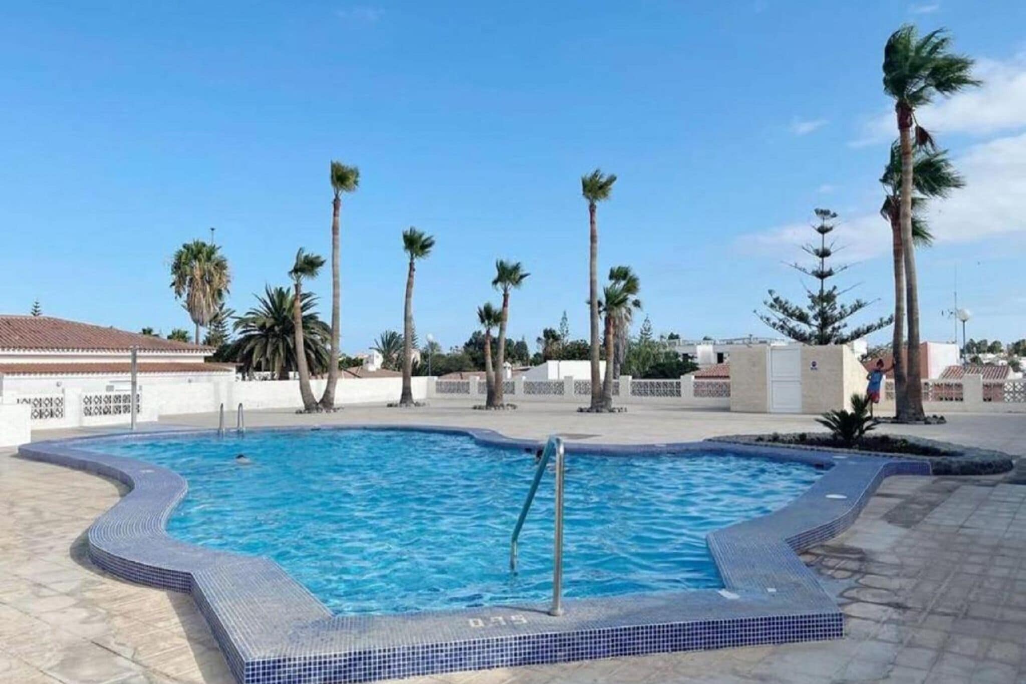 Appartement romantique à Arona avec piscine extérieure privée