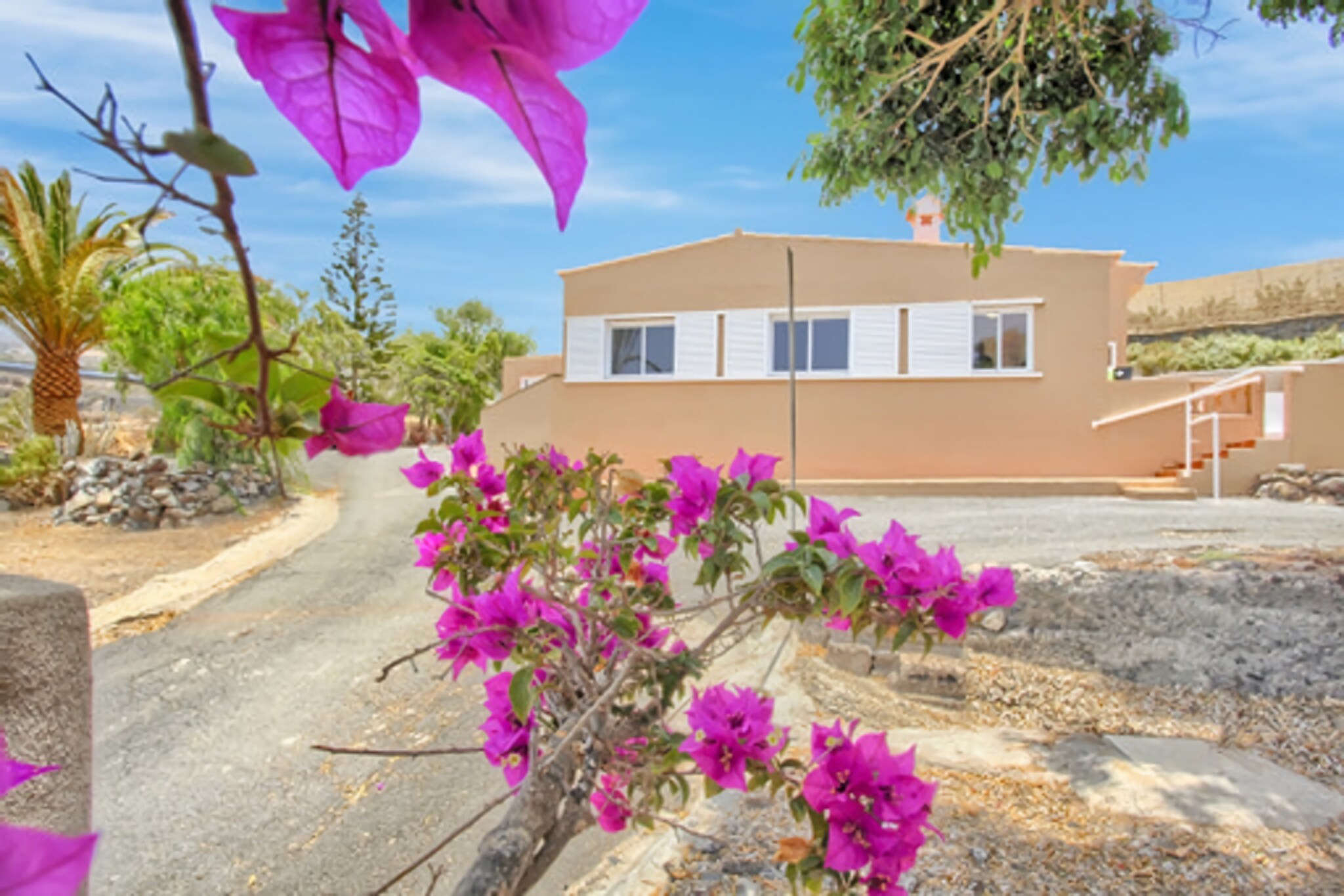 Ground floor: (Kitchen(dining table, hob, coffee machine, oven, microwave, dishwasher, washing machine), Living/diningroom(single sofa bed, TV, seating area), bedroom(double bed), bedroom(single bed, single bed), bedroom(double bed), bathroom(shower, washbasin, toilet))\n\nbalcony or terrace, air conditioning, garden, garden furniture, BBQ, parking, swimming pool(private, opened from May upto and including Oct)