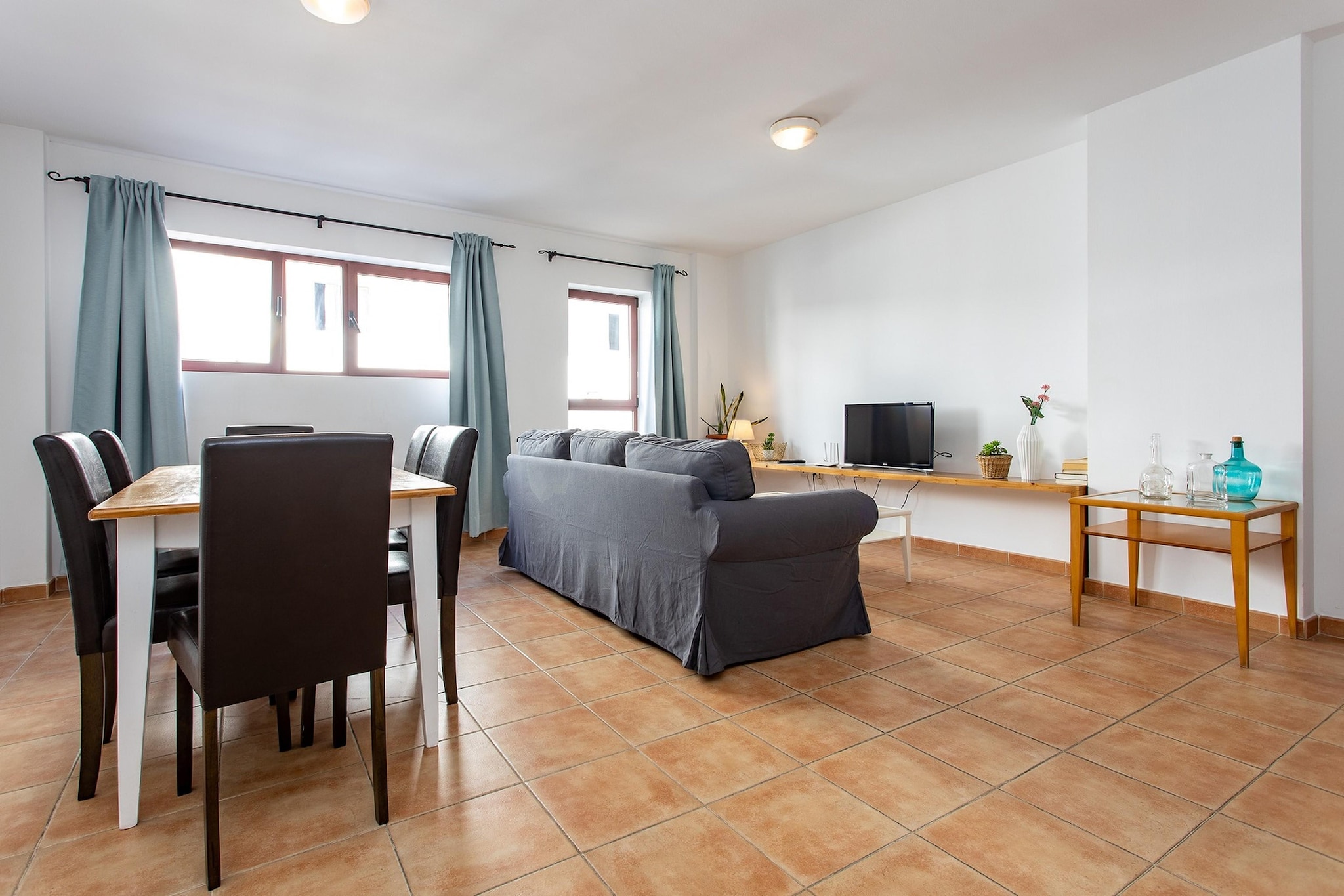 Ground floor: (Entrance, Kitchen(hob, hood, coffee machine, oven, microwave, fridge-freezer), Living/diningroom(TV(flatscreen), dining table, seating area, balcony or terrace), bedroom(single bed(90 x 200 cm)), bedroom(single bed(90 x 200 cm), single bed(90 x 200 cm)), bedroom(single bed(90 x 200 cm), single bed(90 x 200 cm)), bathroom(shower, washbasin, toilet, hairdryer), bathroom(shower, washbasin, toilet), heating, air conditioning)\n\nAttic: (terrace(shared with other guests), parasol, hammock)\n\nwashing machine, iron