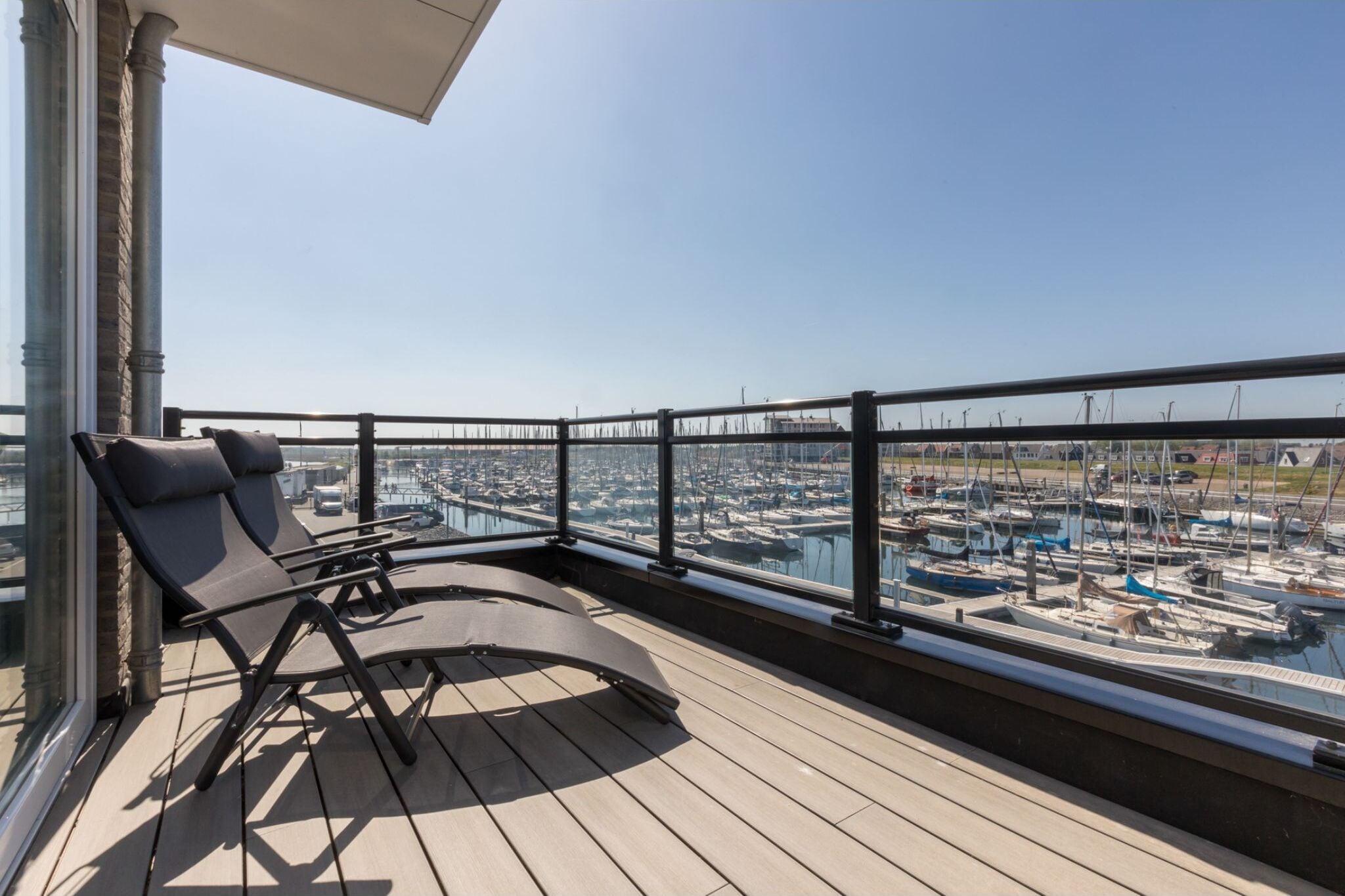 Bright modern apartment with large balconies, located directly on the marina
