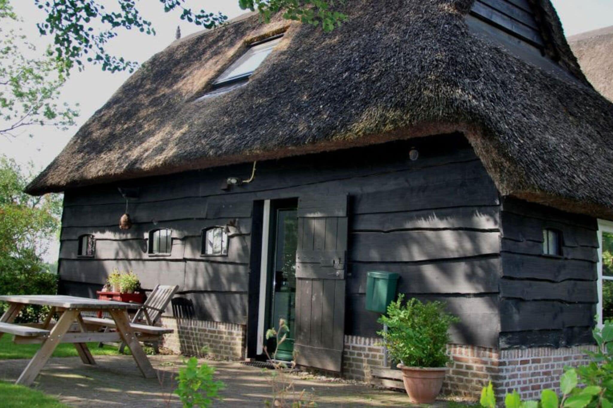 Jolie maison de vacances avec toit de chaume à Ruinerwold
