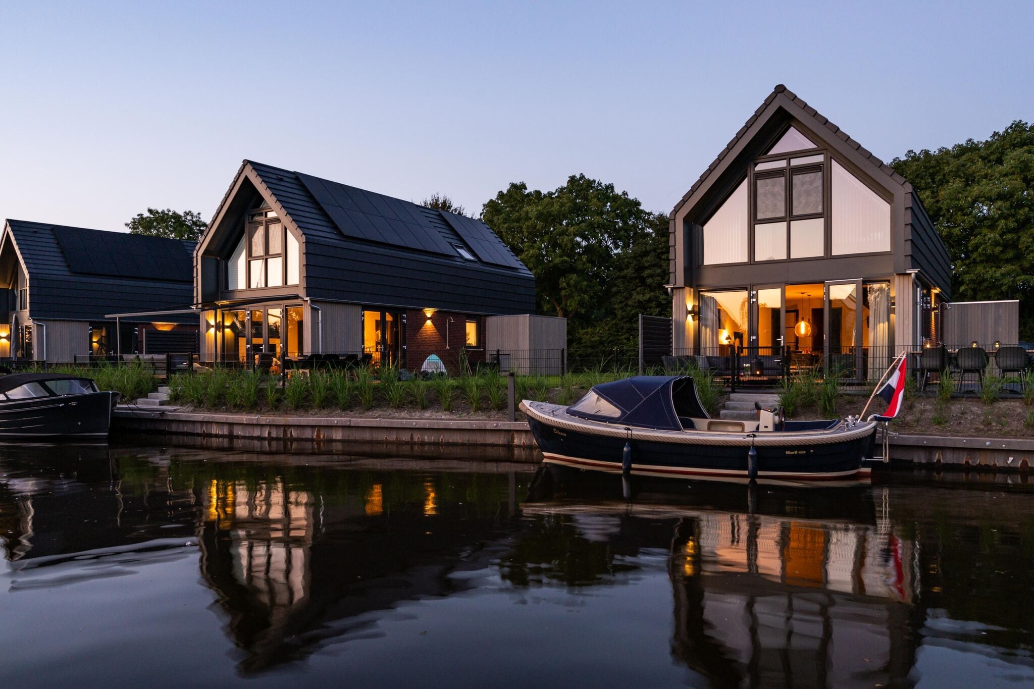 Moderne watervilla aan het Friese water